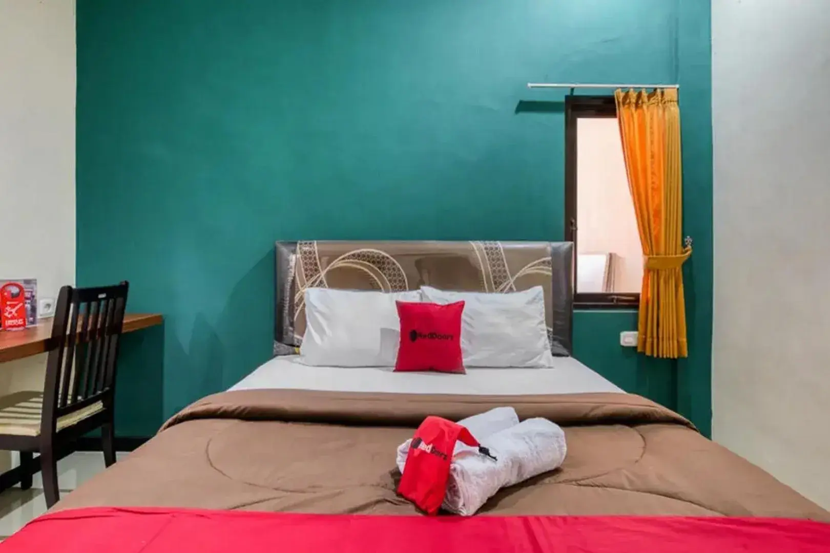 Bedroom, Bed in RedDoorz Syariah near Airlangga University Campus B
