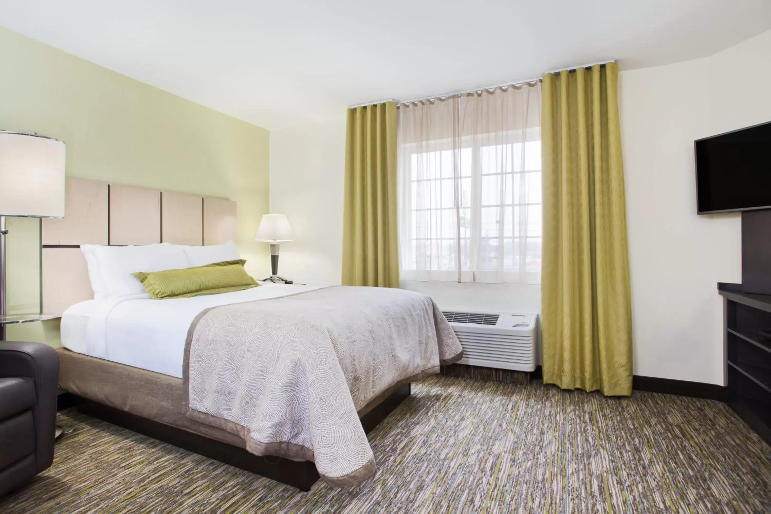 Photo of the whole room, Bed in Candlewood Suites Fort Campbell - Oak Grove, an IHG Hotel