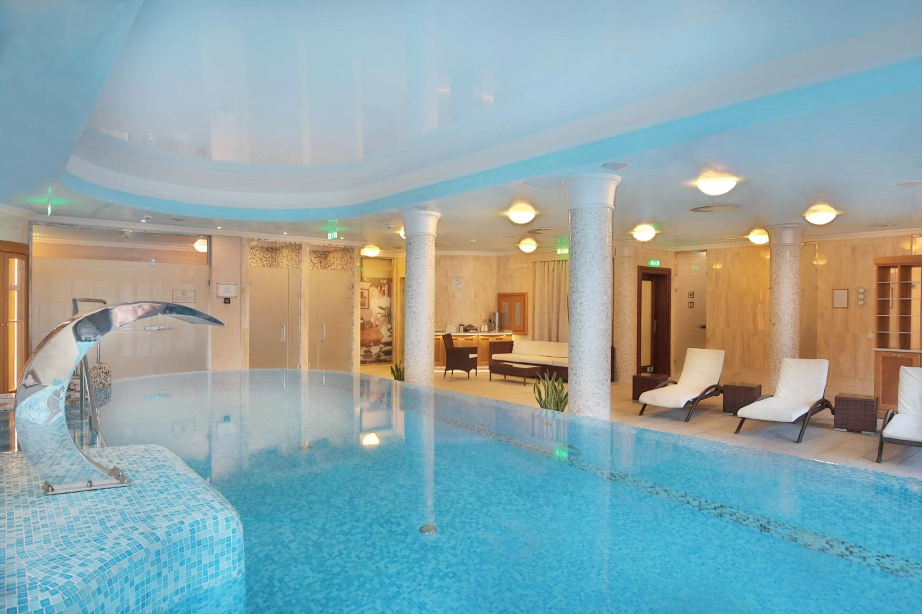 Swimming pool in Retro Riverside Wellness Resort