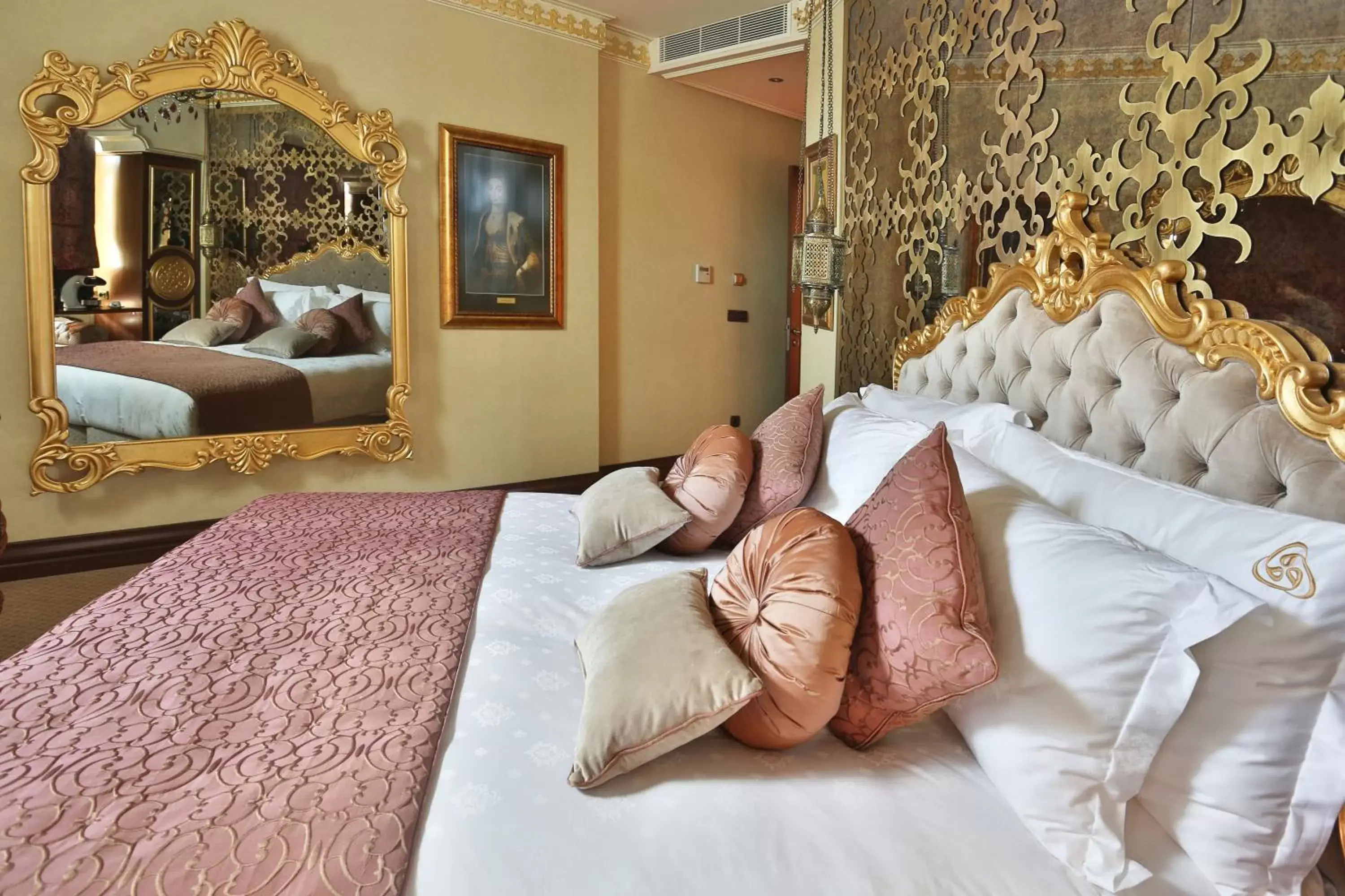 Bed, Seating Area in Daru Sultan Hotels Galata