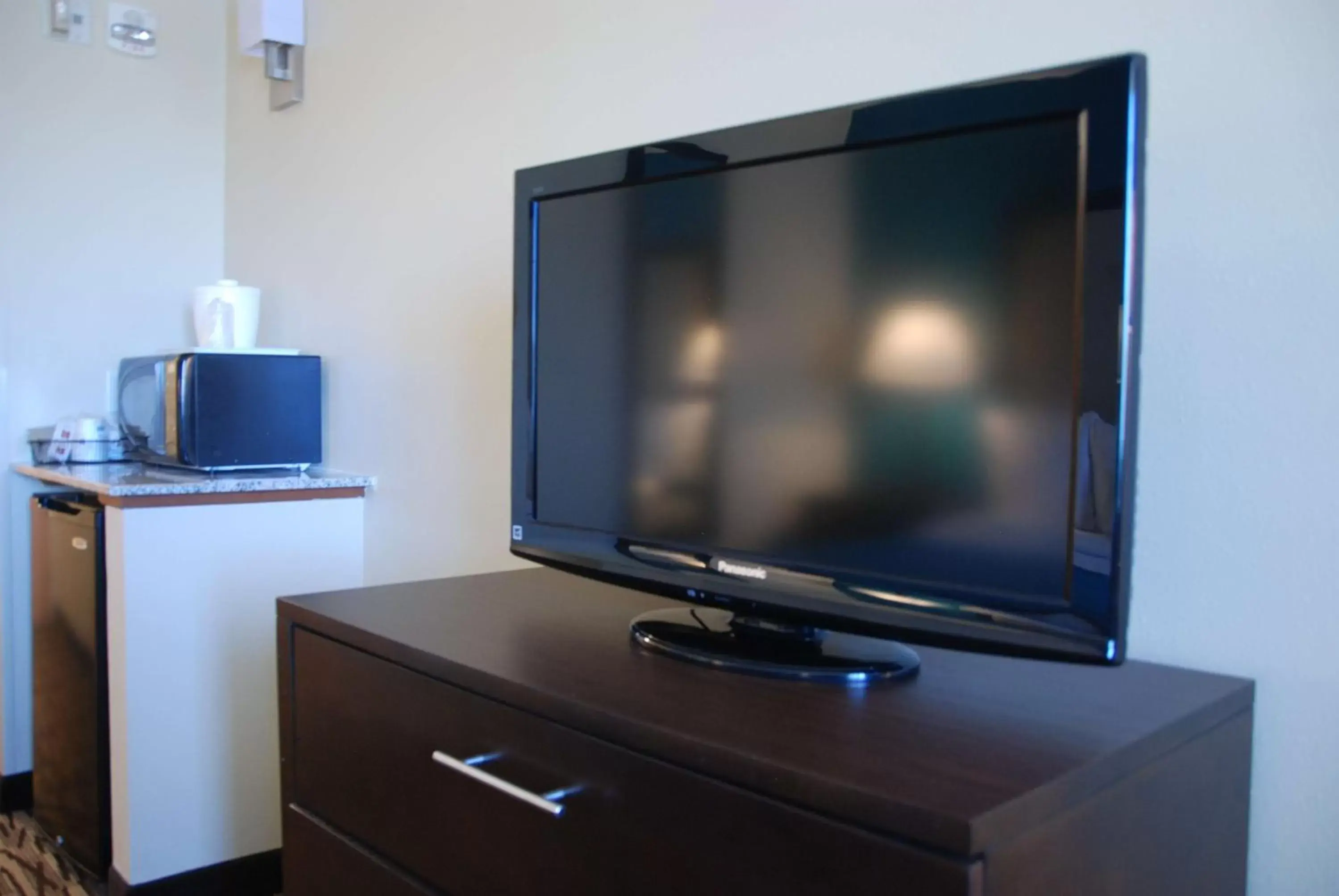 Photo of the whole room, TV/Entertainment Center in Best Western Baraboo Inn