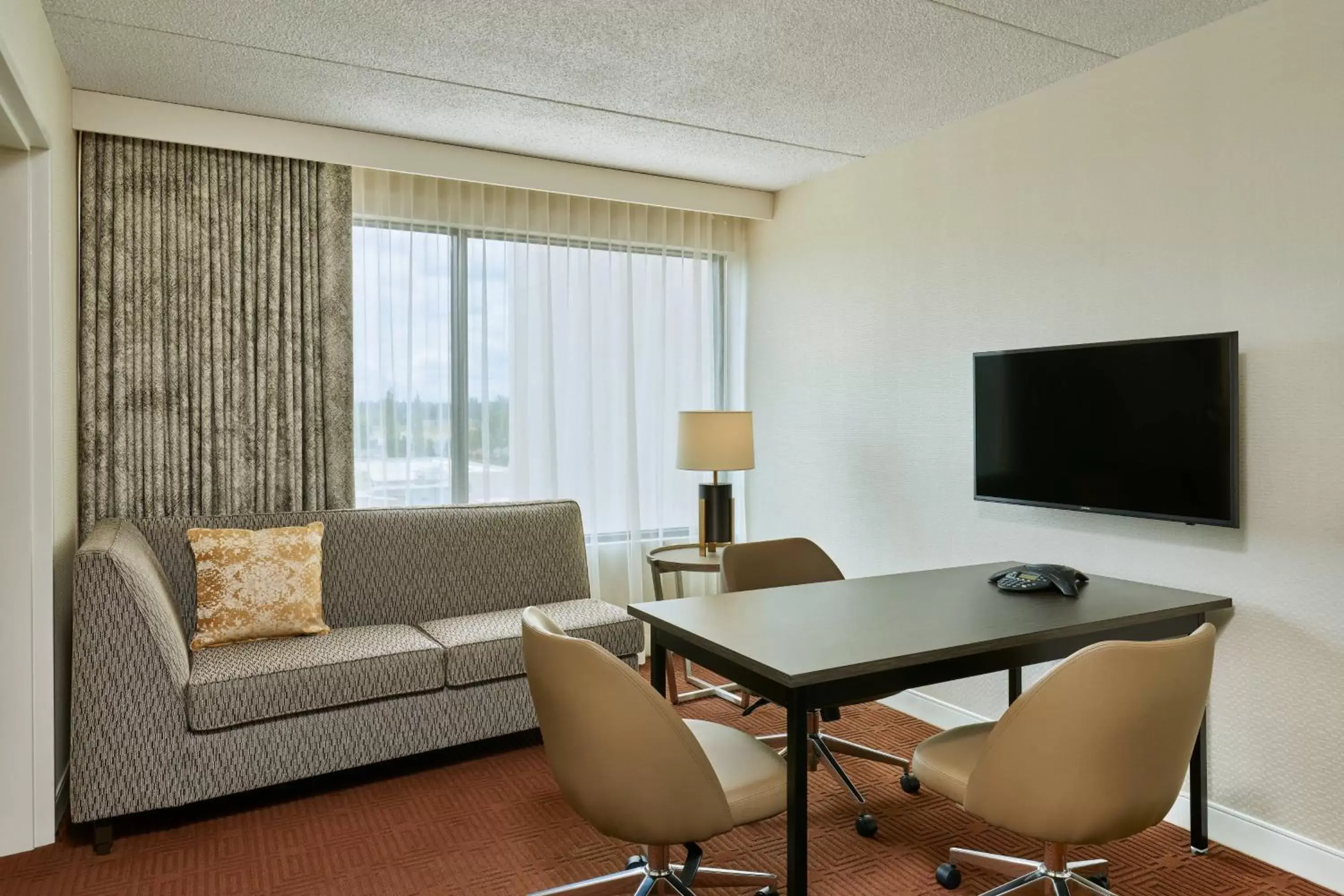 Photo of the whole room, Seating Area in Sheraton Portland Airport Hotel