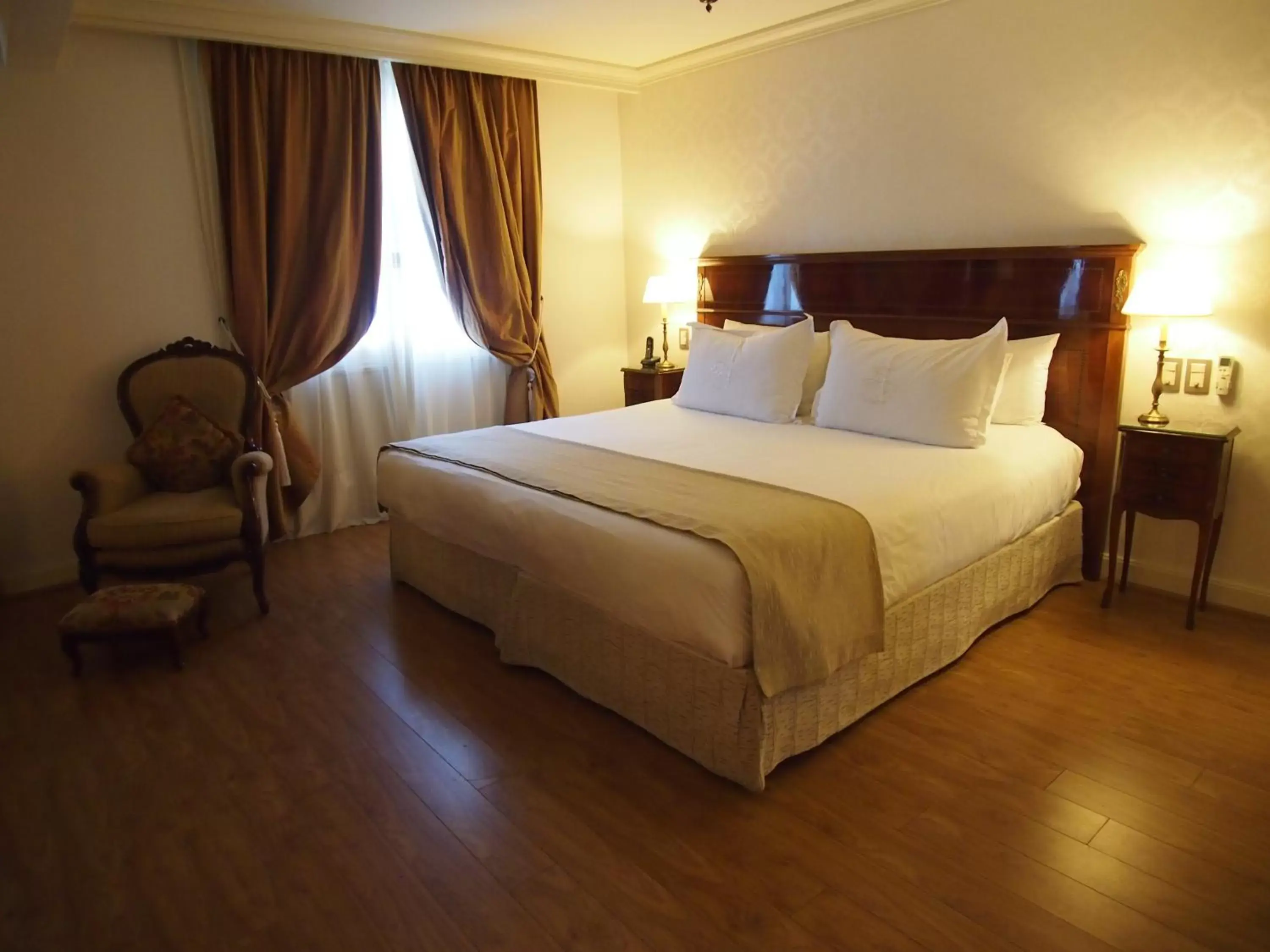 Photo of the whole room, Bed in Melia Recoleta Plaza Hotel
