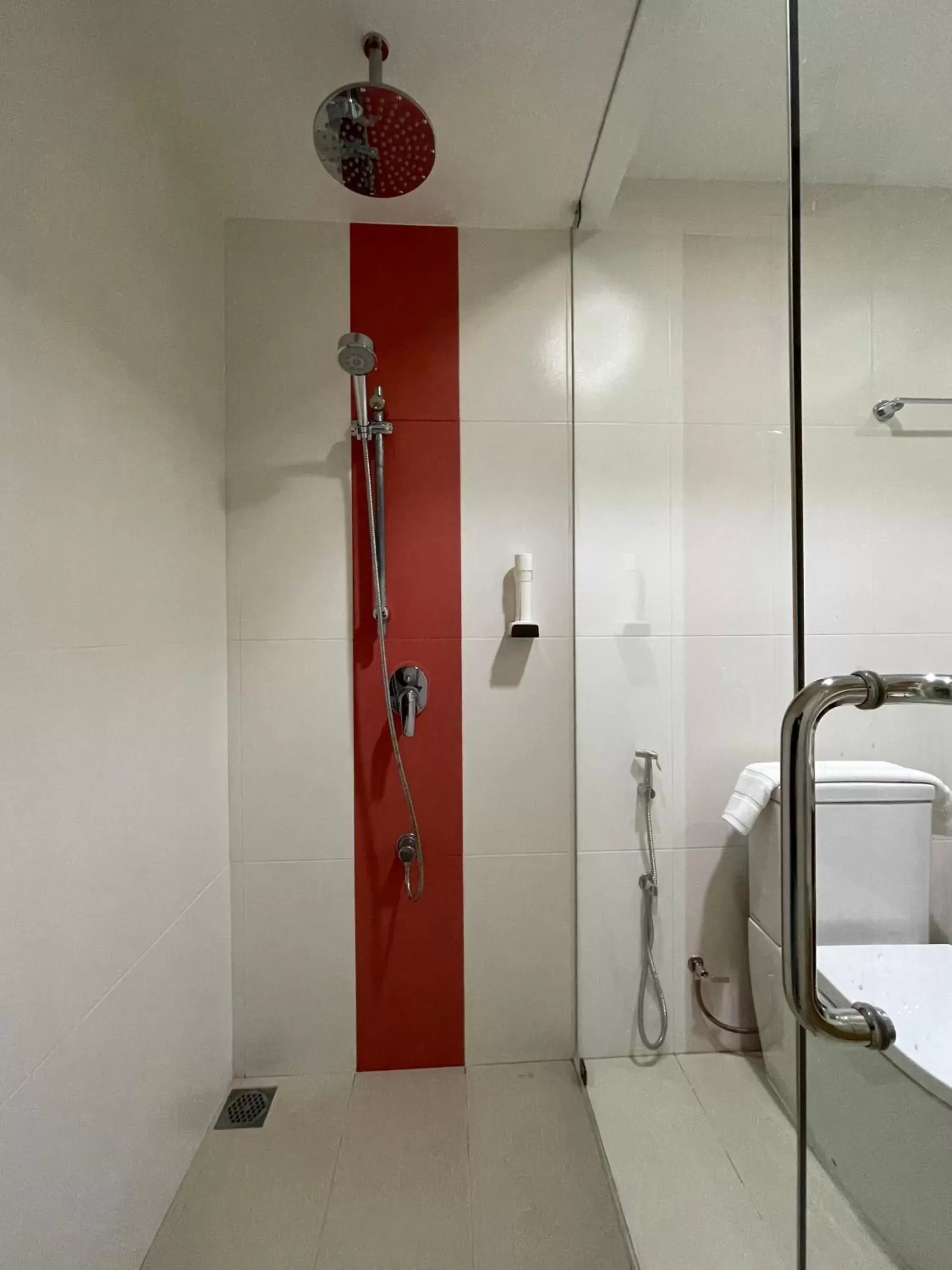 Shower, Bathroom in Huvan Beach Hotel at Hulhumale