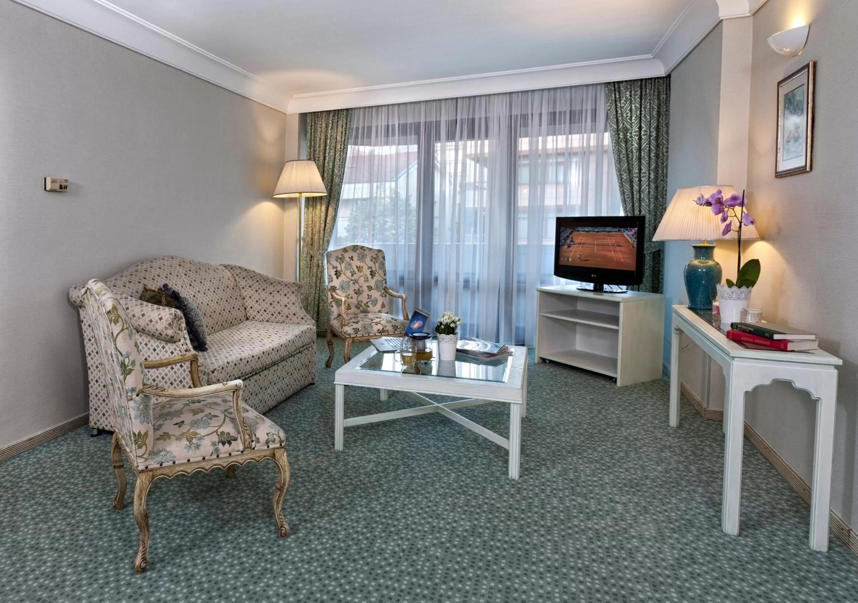 TV and multimedia in Apart Hotel Best