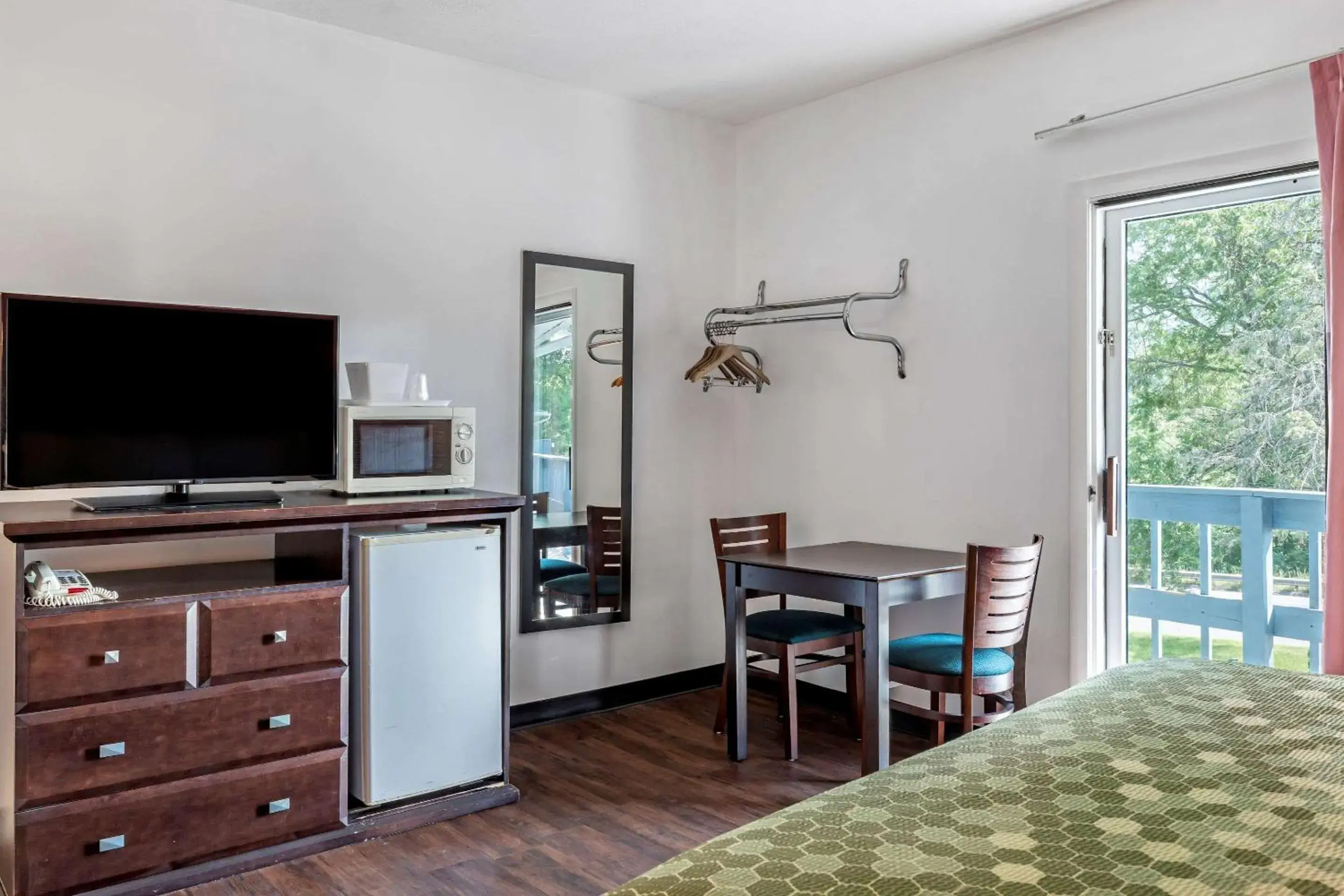 Photo of the whole room, TV/Entertainment Center in Econo Lodge Lee - Great Barrington