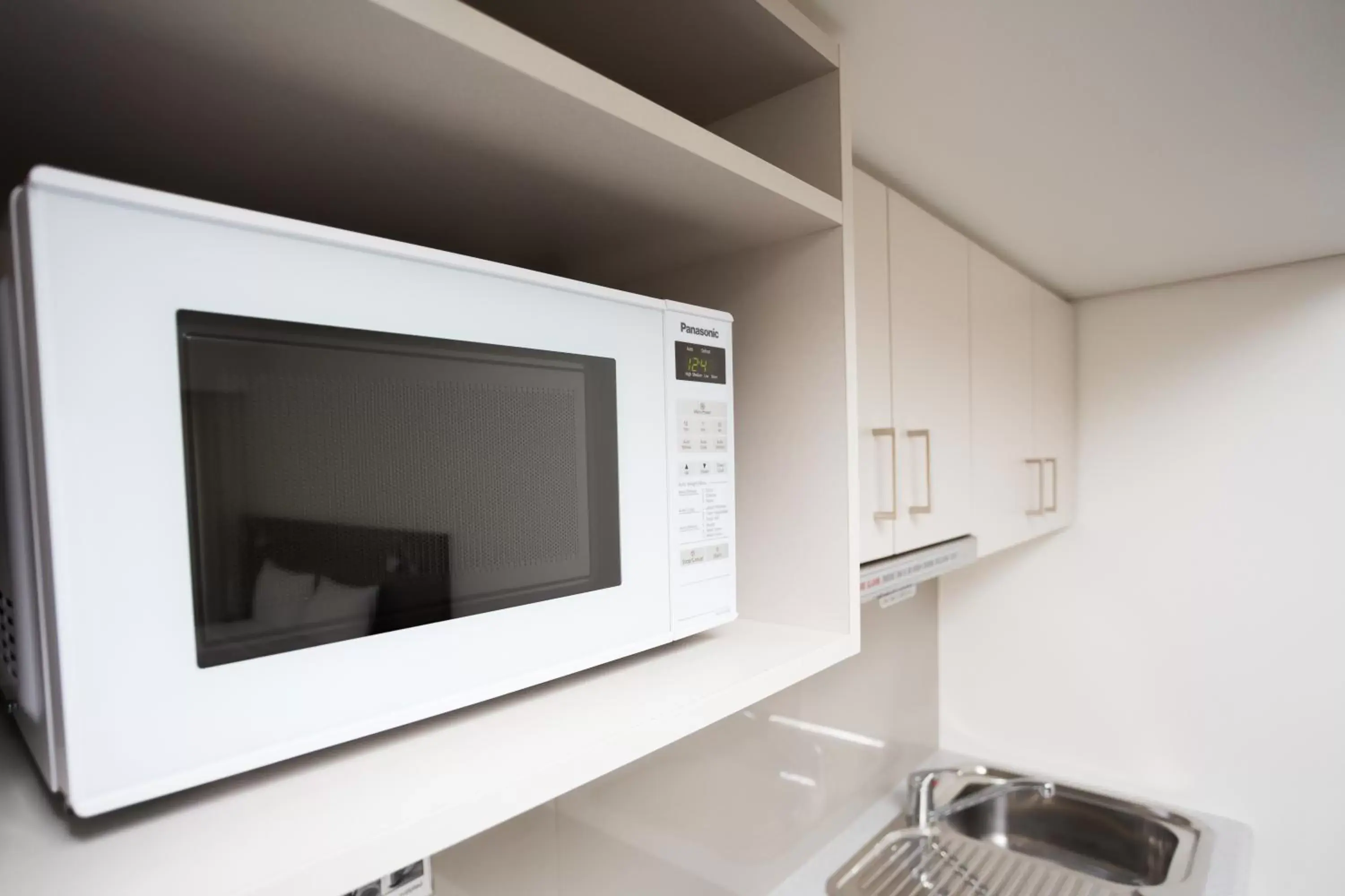 Kitchen or kitchenette, TV/Entertainment Center in St Ives Apartments
