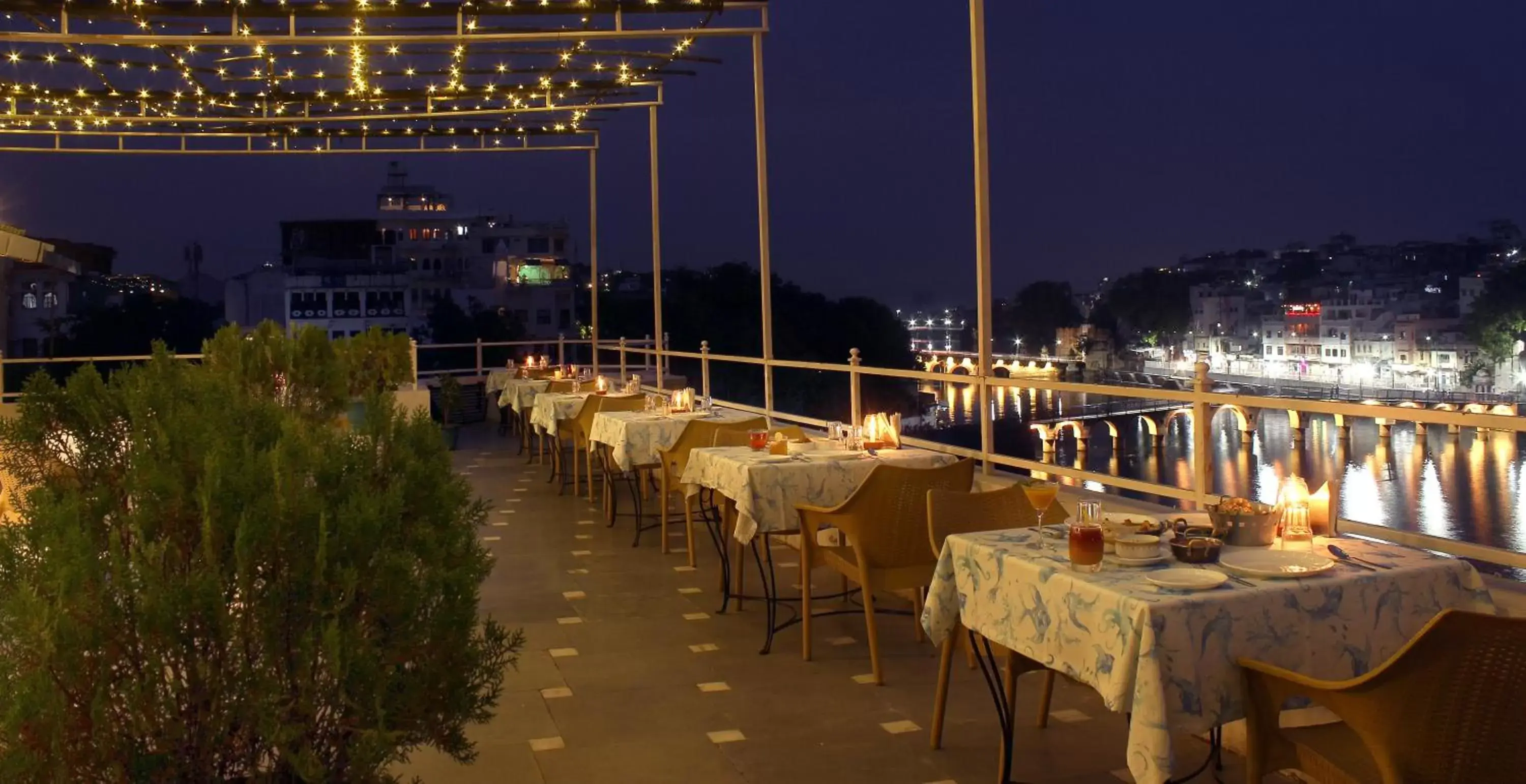 Restaurant/Places to Eat in Hotel Sarovar On Lake Pichola