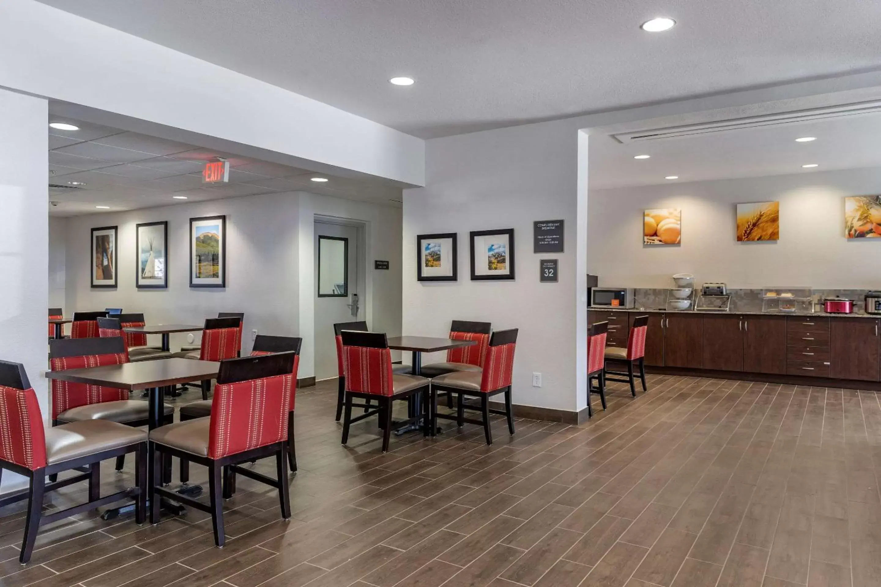 Breakfast, Restaurant/Places to Eat in Comfort Inn & Suites