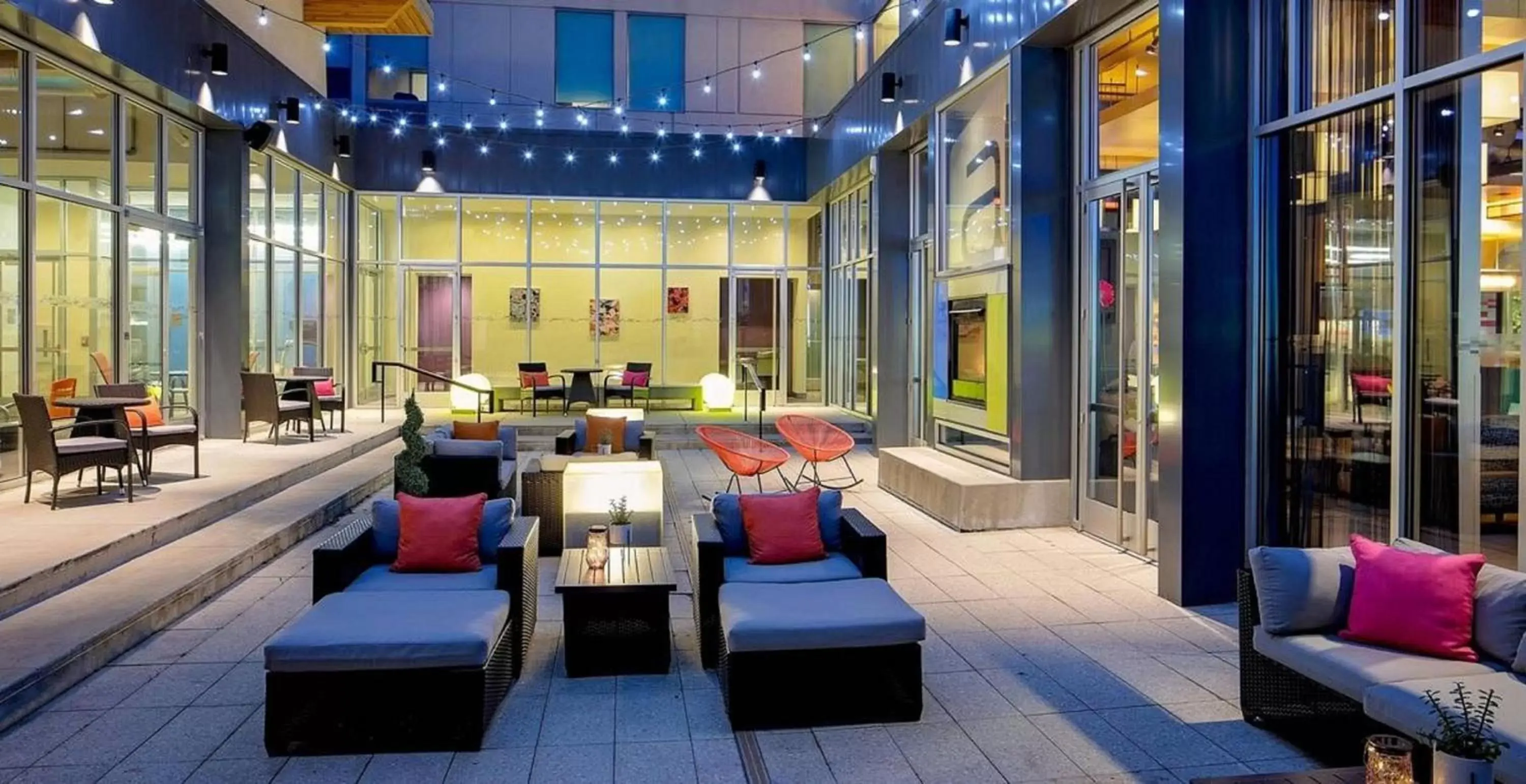 Lounge or bar in Aloft Chesapeake