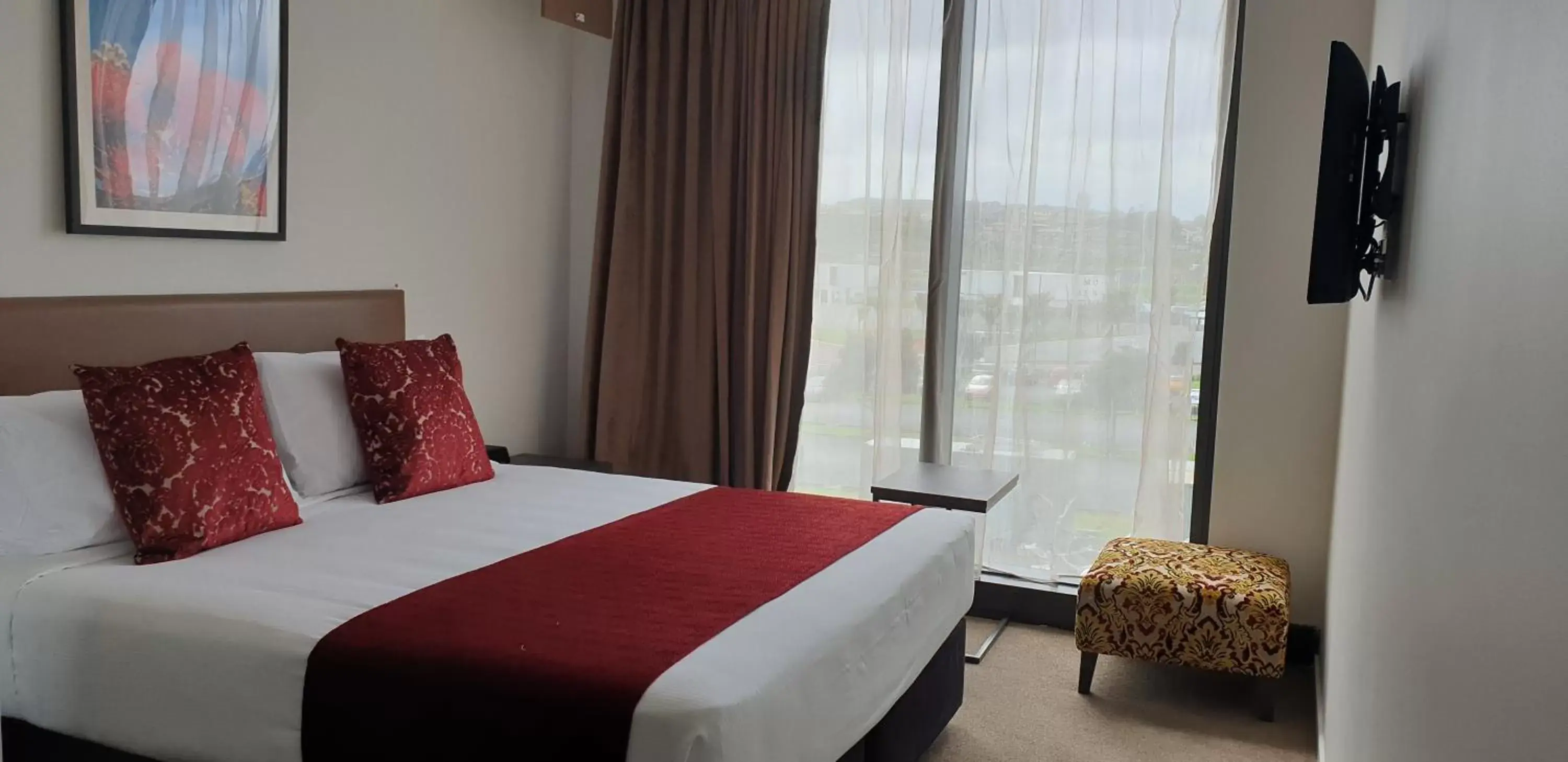 Photo of the whole room, Bed in Ramada Suites by Wyndham Manukau