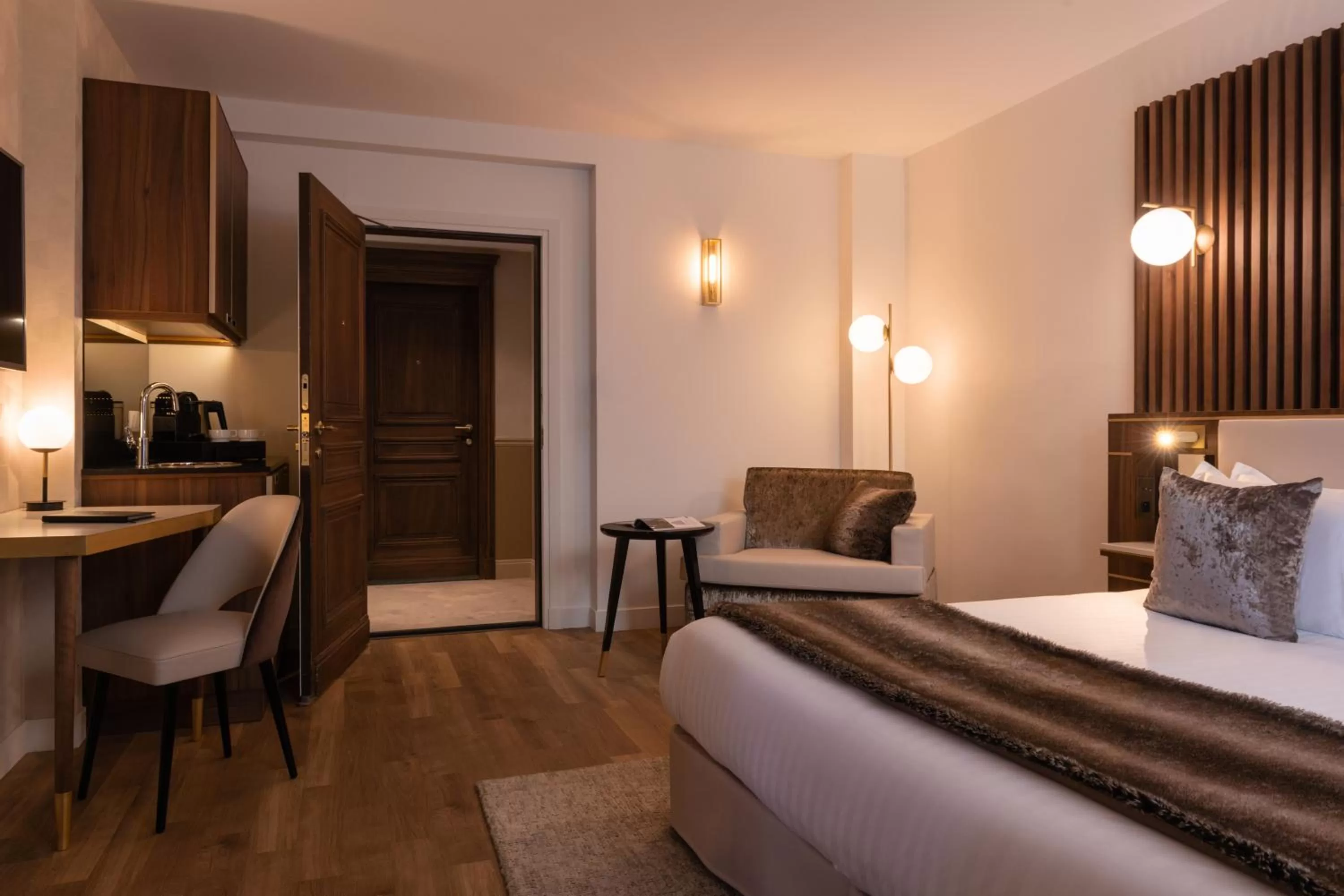 Bedroom, Bed in Lord Byron