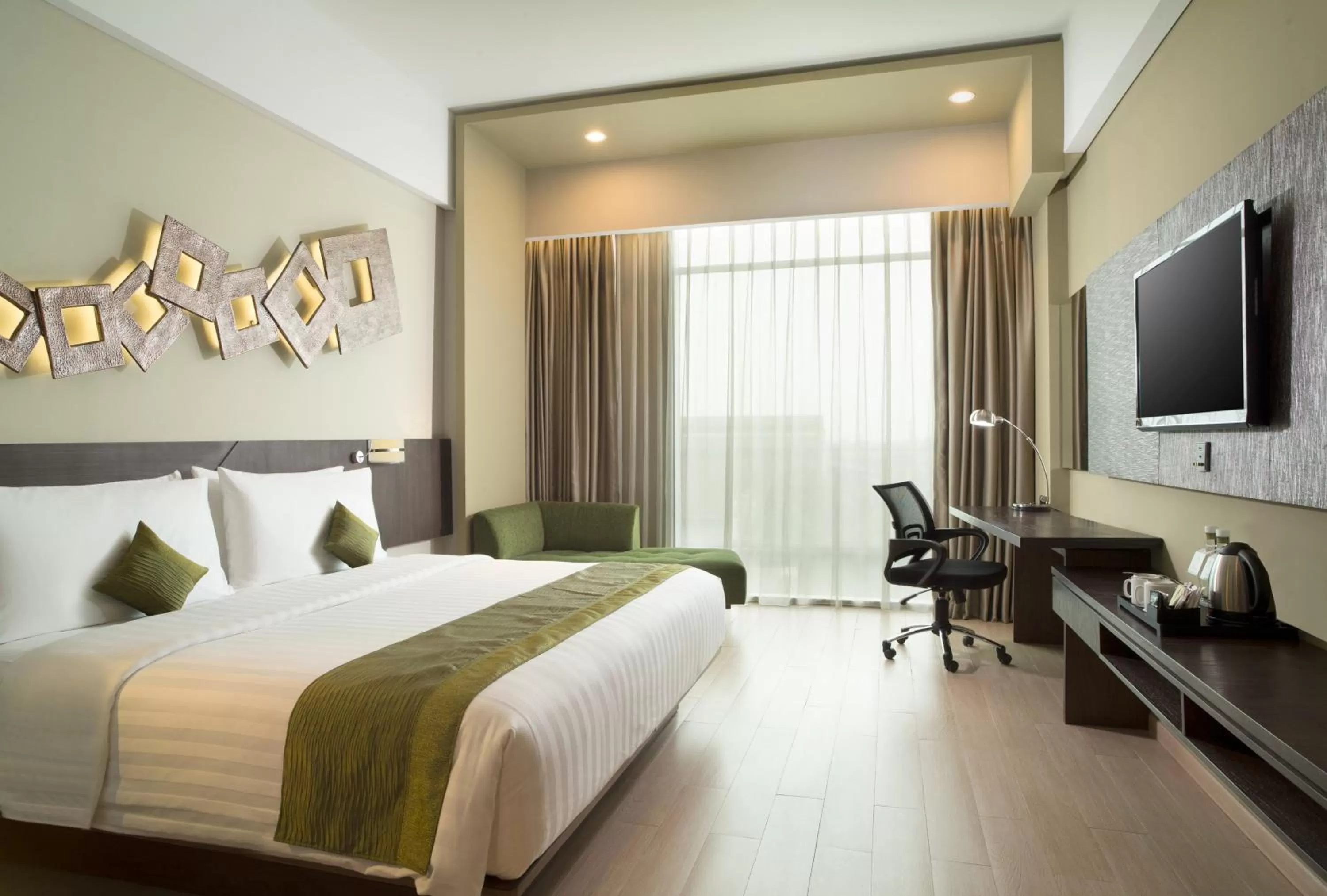 Photo of the whole room, Bed in Holiday Inn Cikarang Jababeka by IHG