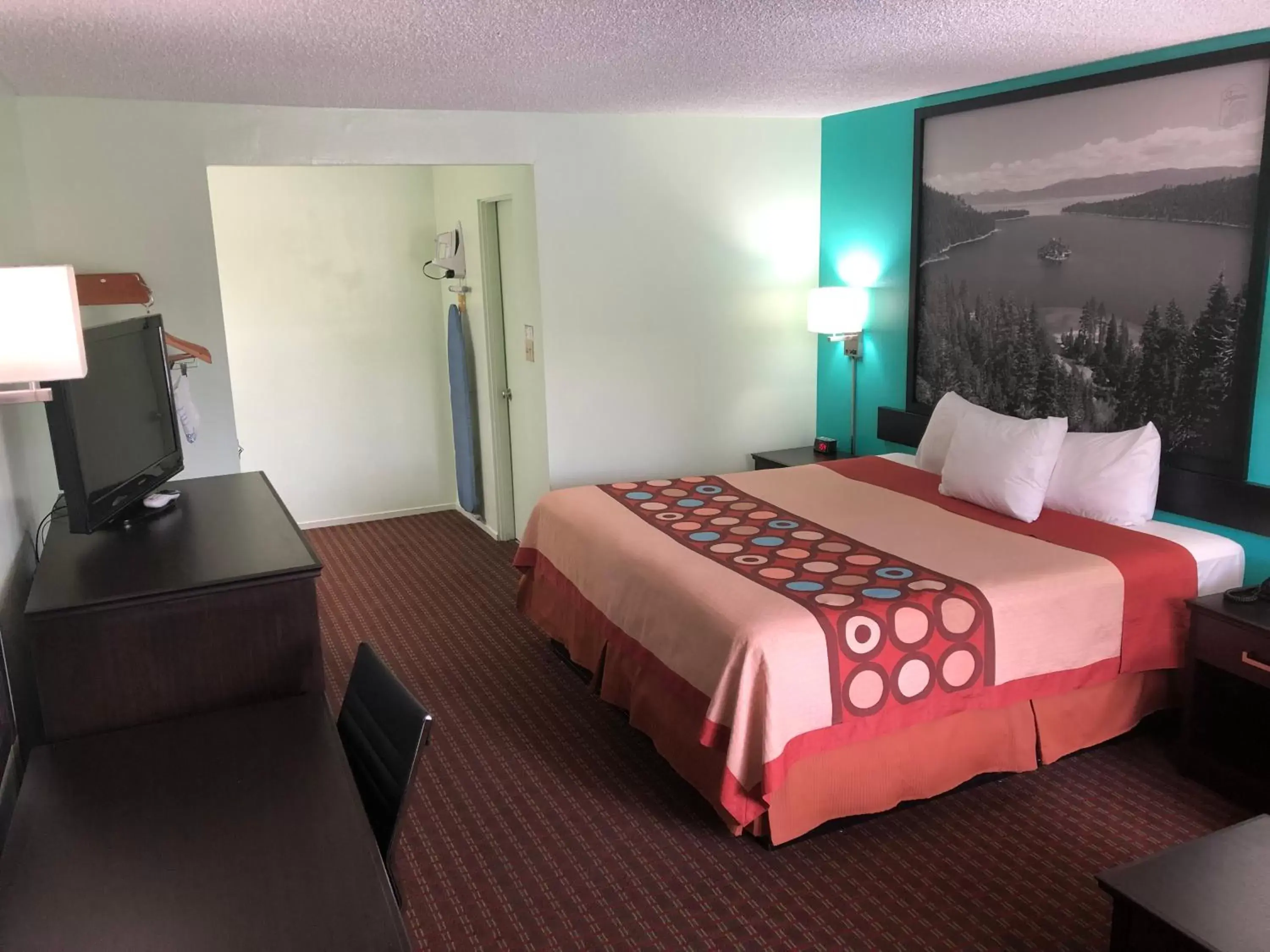 Photo of the whole room, Bed in Super 8 by Wyndham Yreka