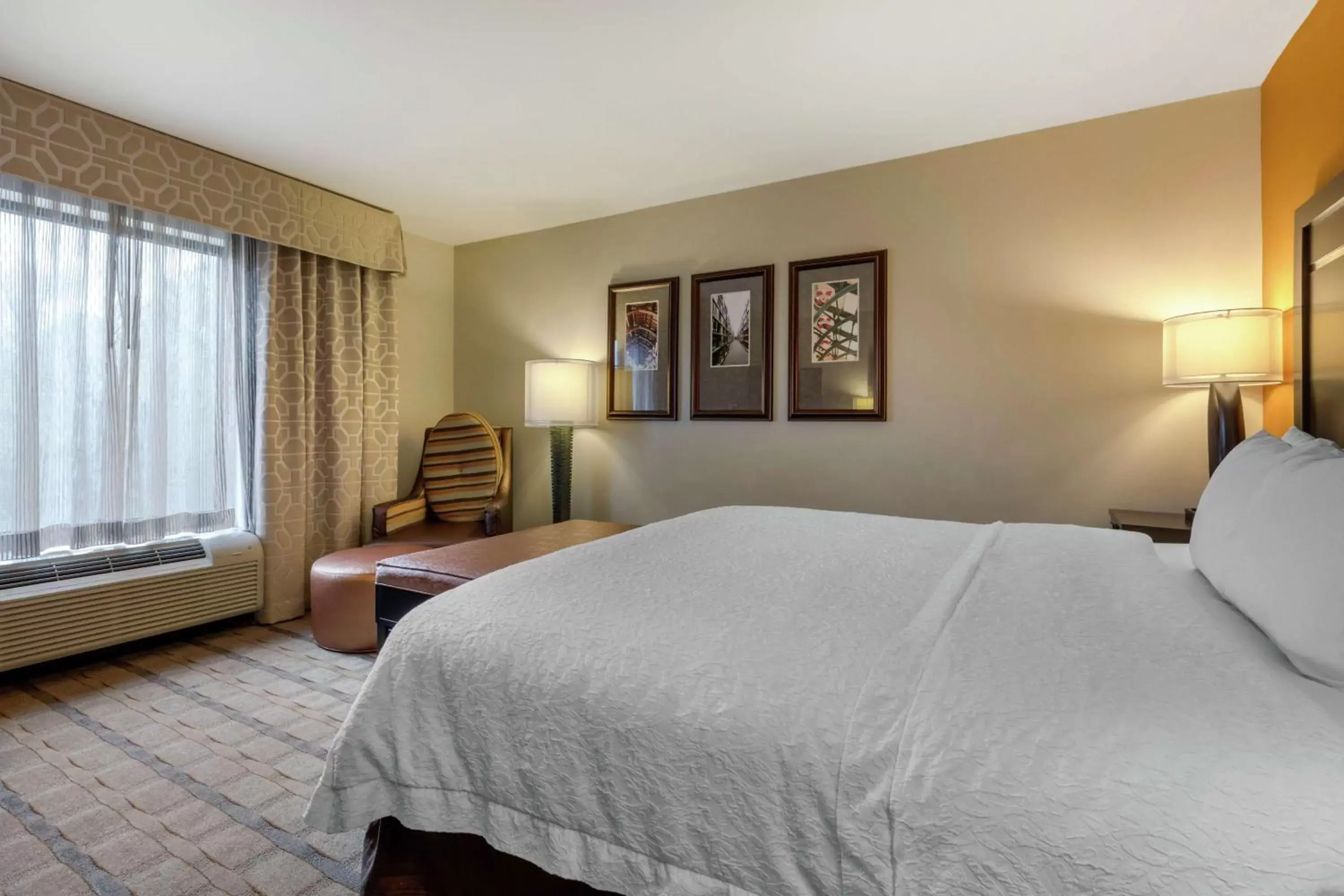 Living room, Bed in Hampton Inn and Suites Columbus, MS