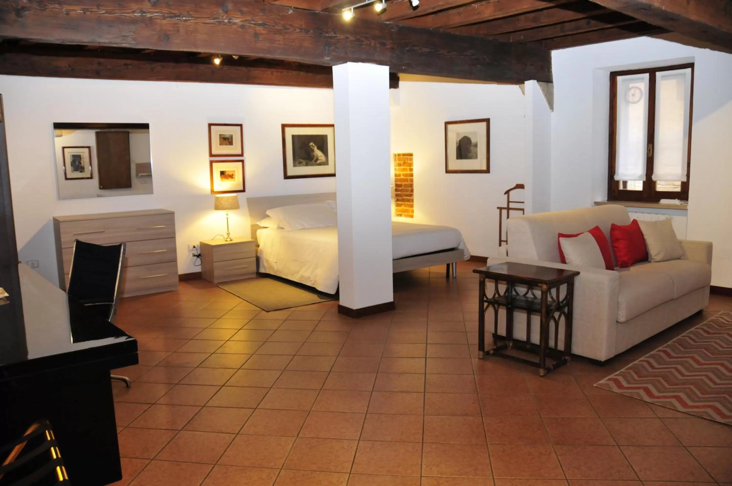 Photo of the whole room, Seating Area in Diaz 18