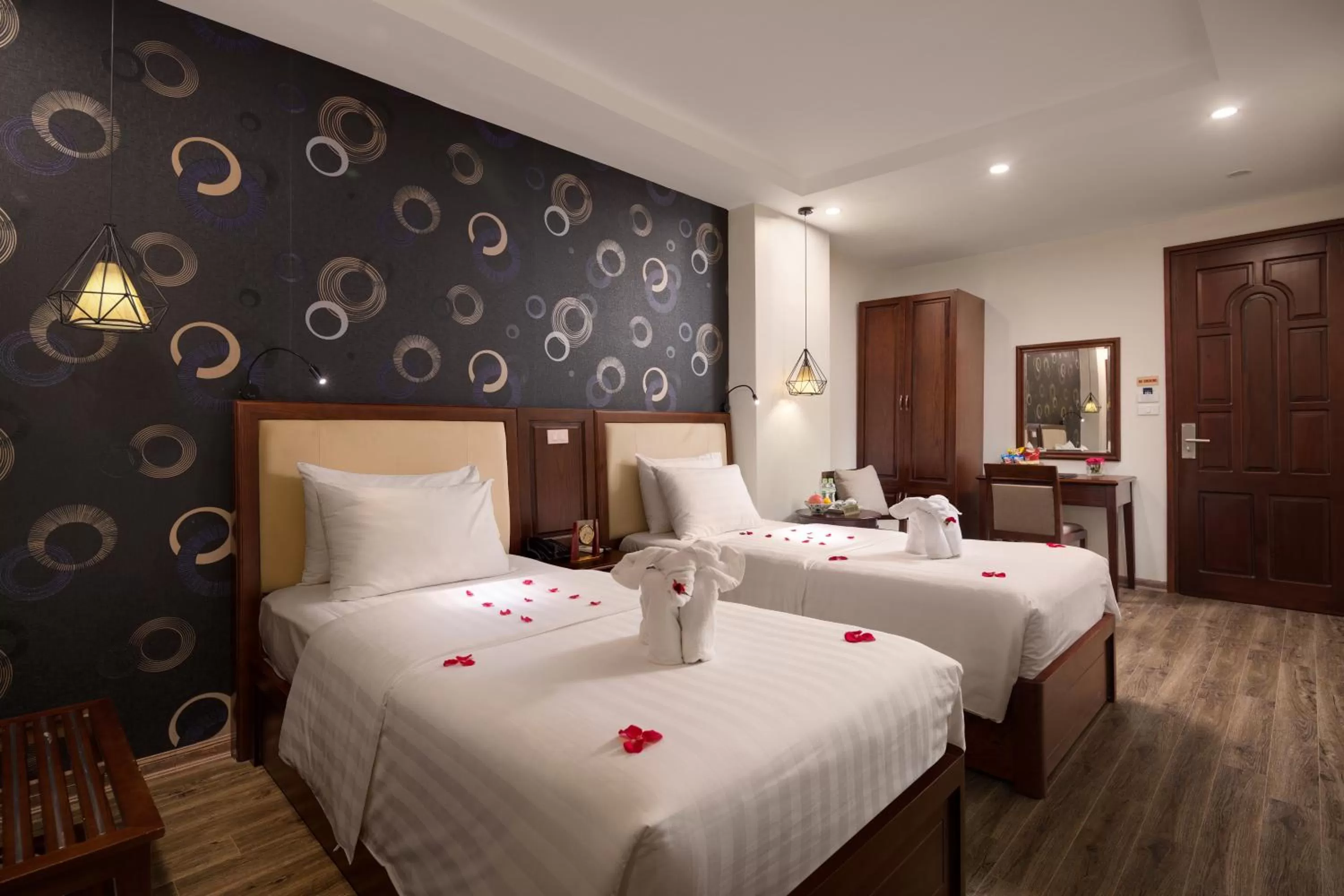 Bedroom, Bed in Holiday Emerald Hotel