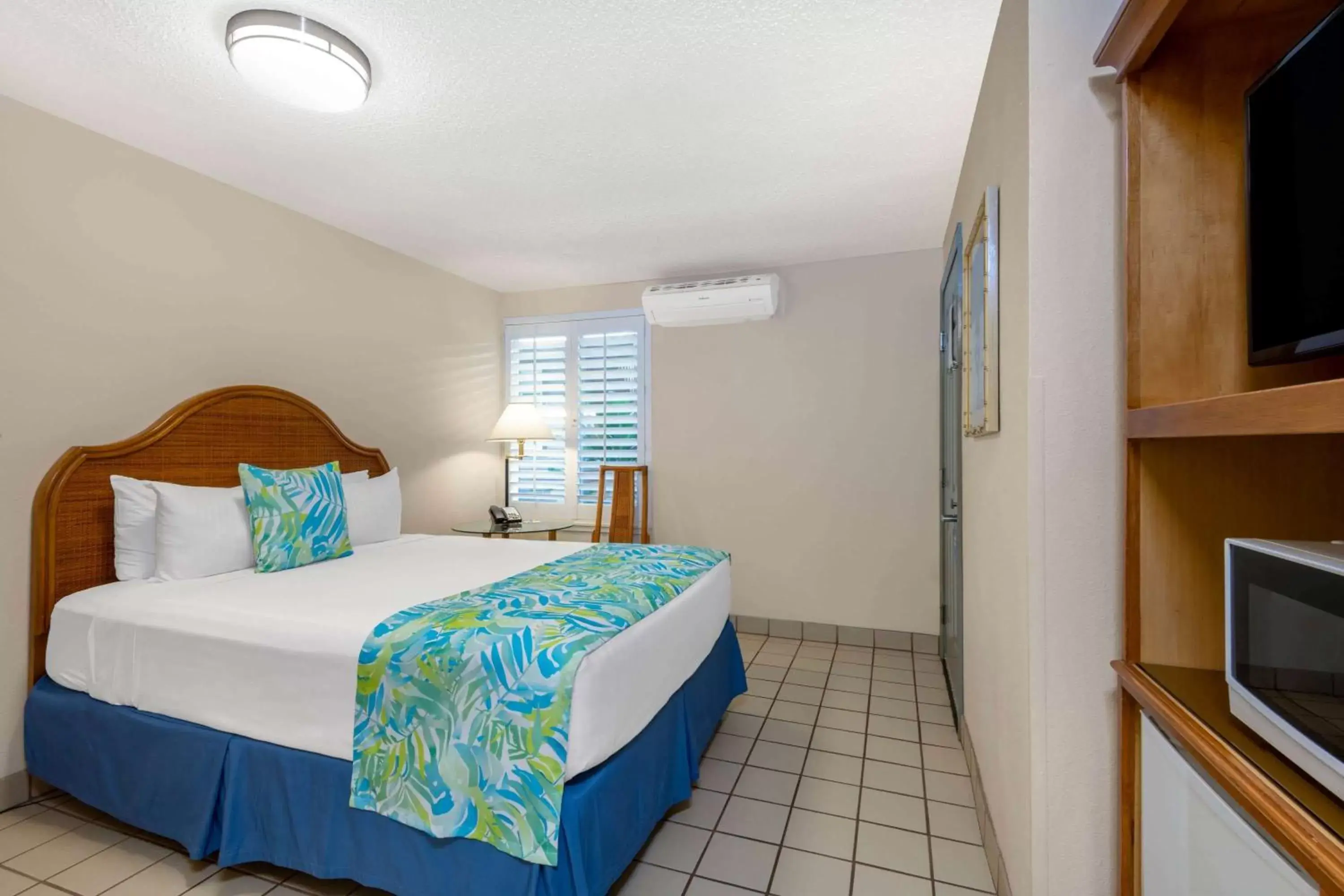 Photo of the whole room, Bed in Days Inn by Wyndham Maui Oceanfront