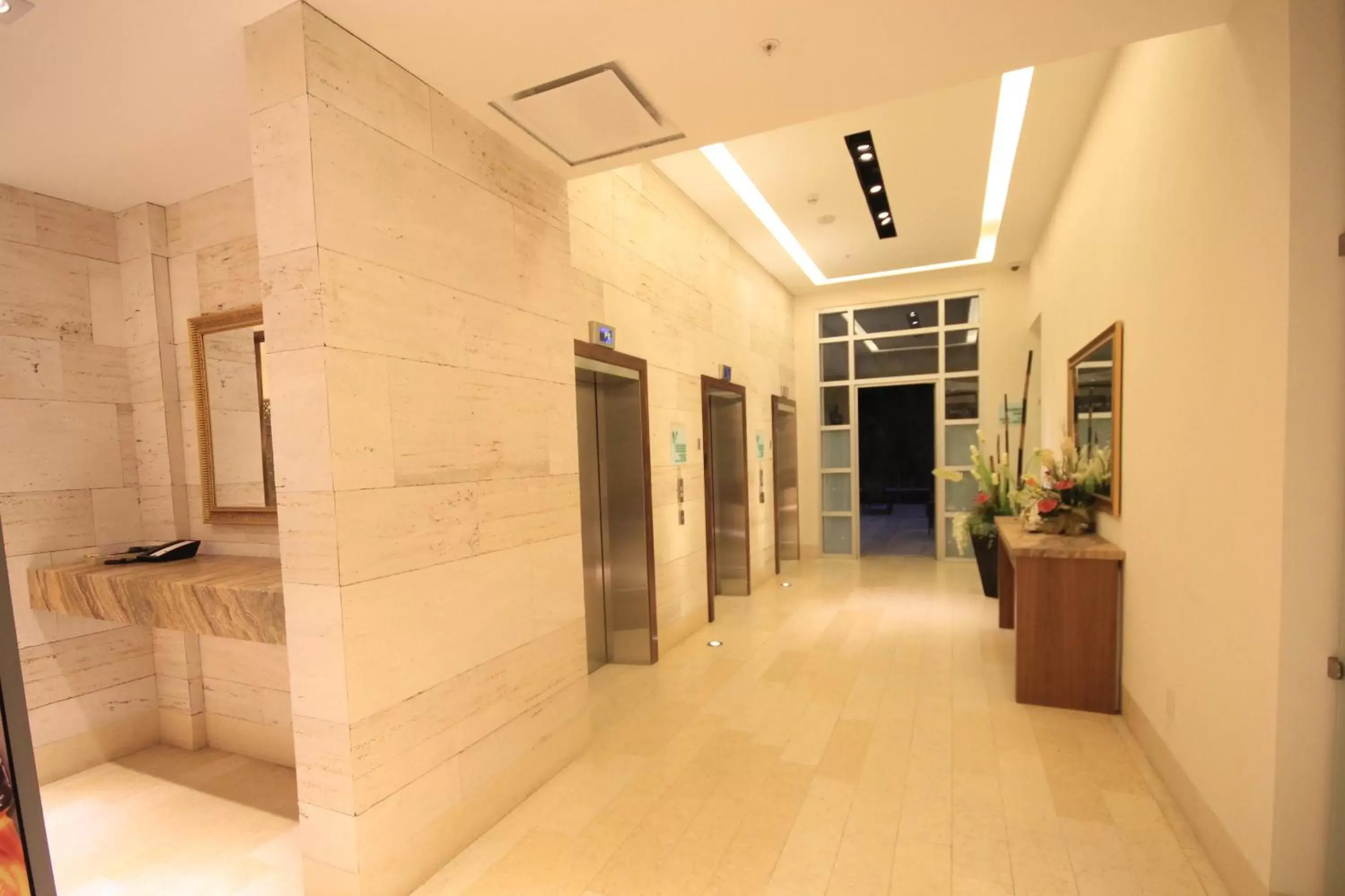 Lobby or reception in Holiday Inn & Suites Plaza Mayor, an IHG Hotel
