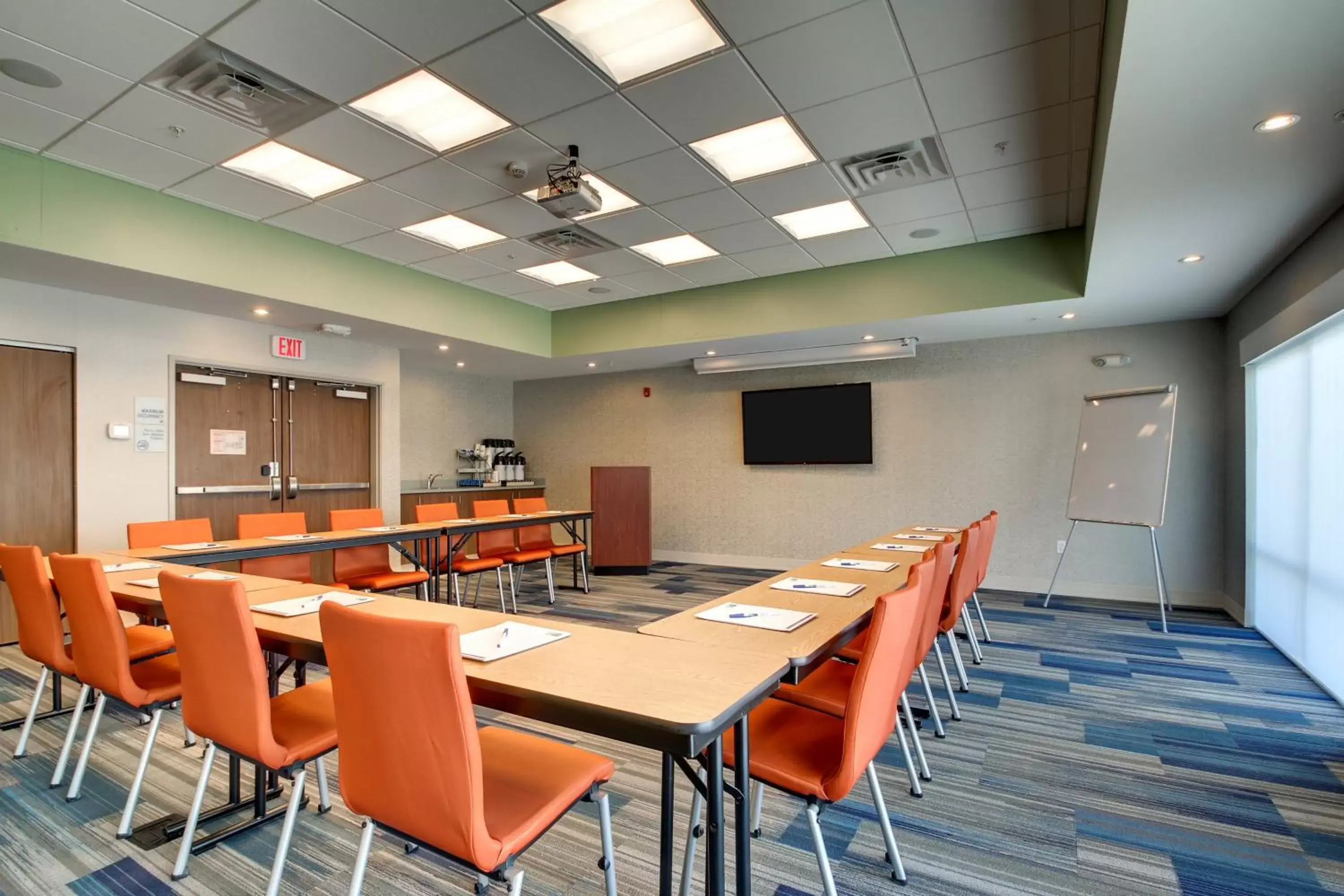 Meeting/conference room in Holiday Inn Express & Suites Galesburg, an IHG Hotel