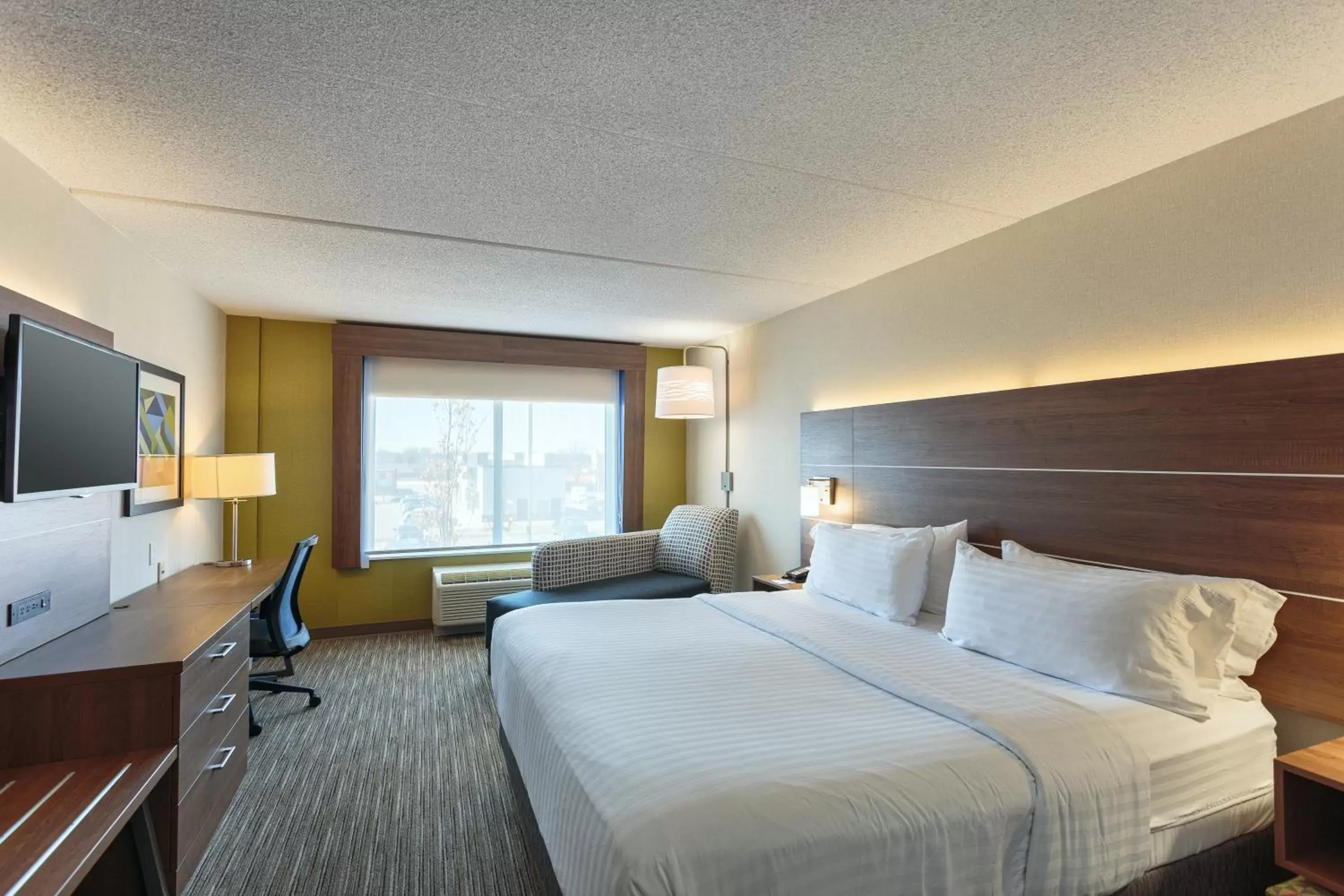 Bedroom, Bed in Holiday Inn Express & Suites - Belleville, an IHG Hotel