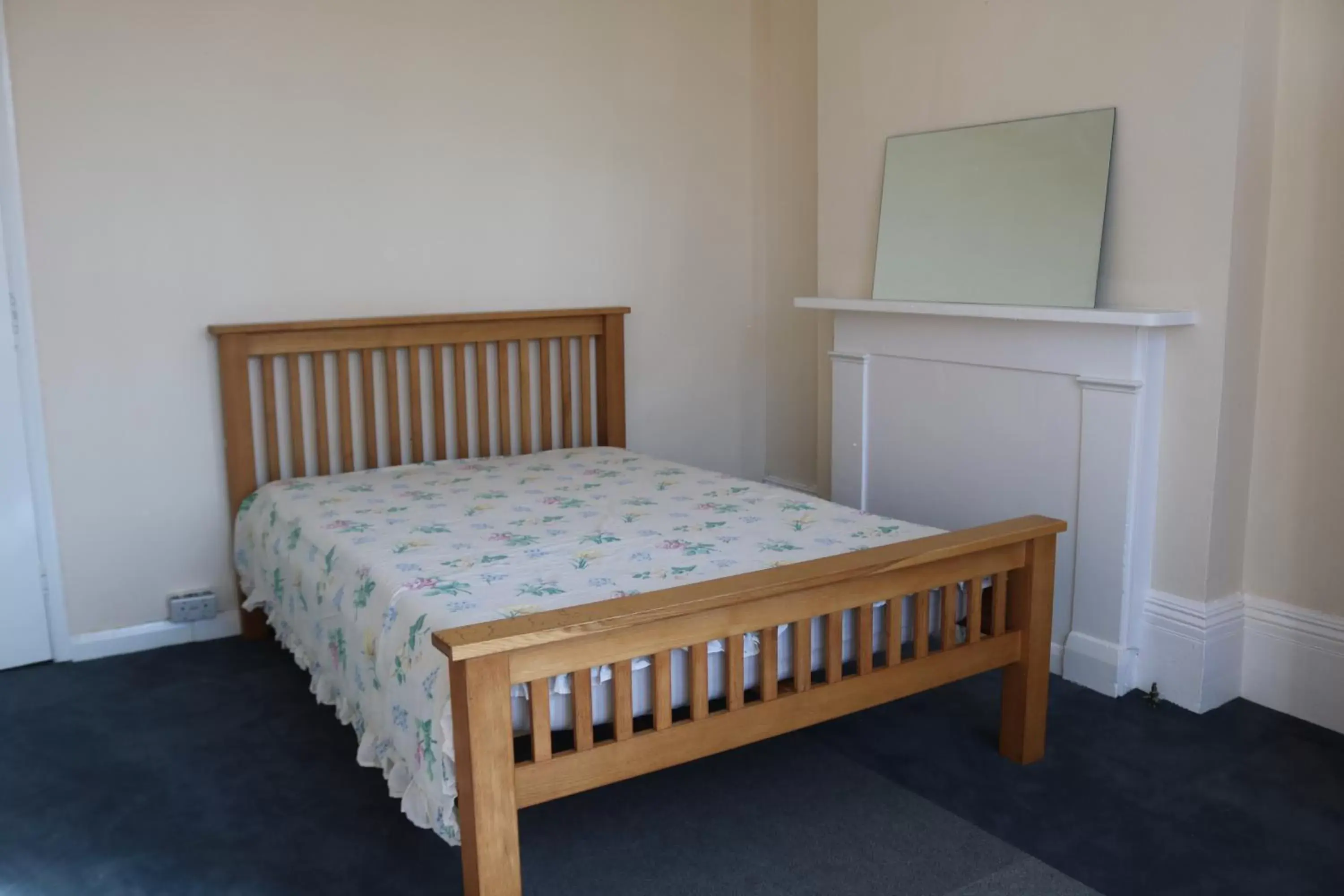 Photo of the whole room, Bed in Lennard House