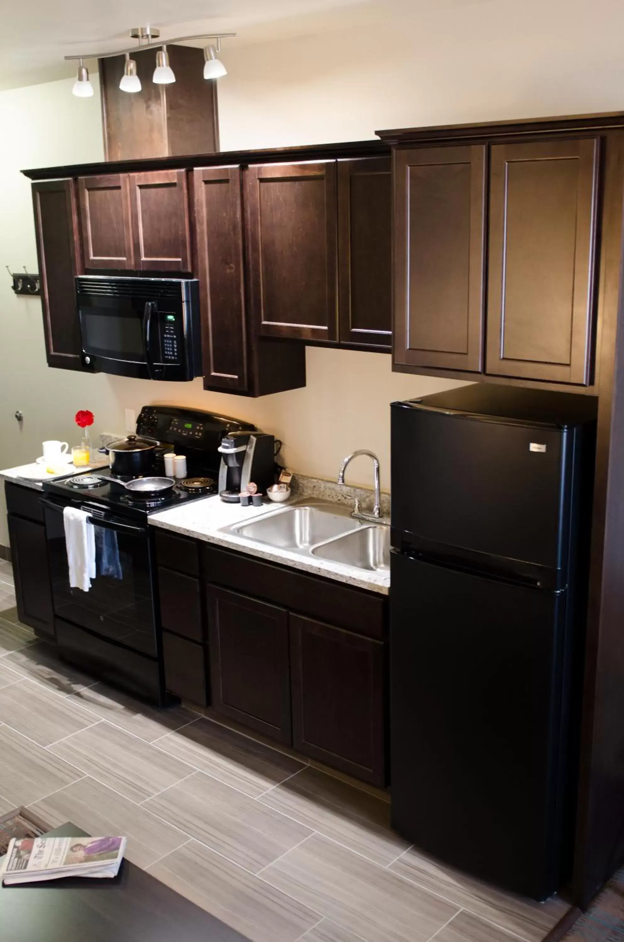 Photo of the whole room, Kitchen/Kitchenette in Inn at Moses Lake