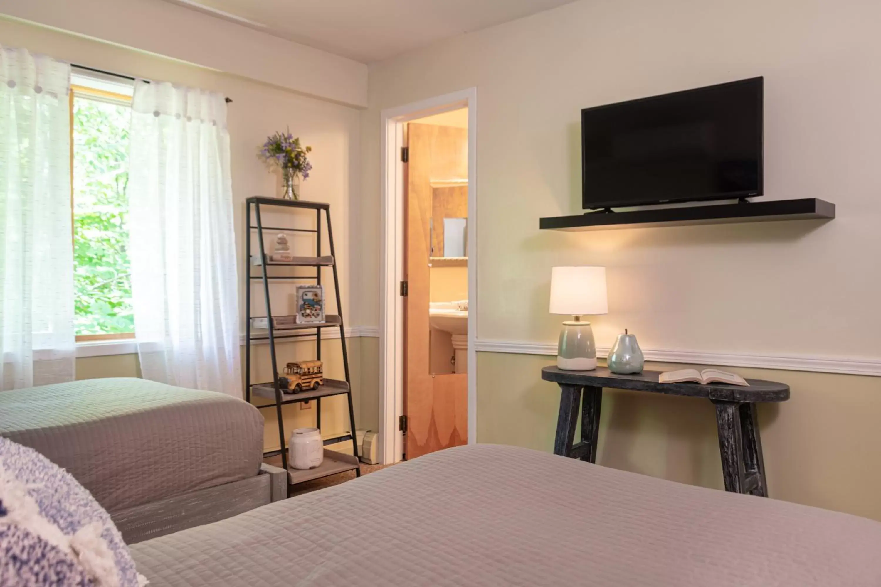 Bedroom, TV/Entertainment Center in White Horse Lodge