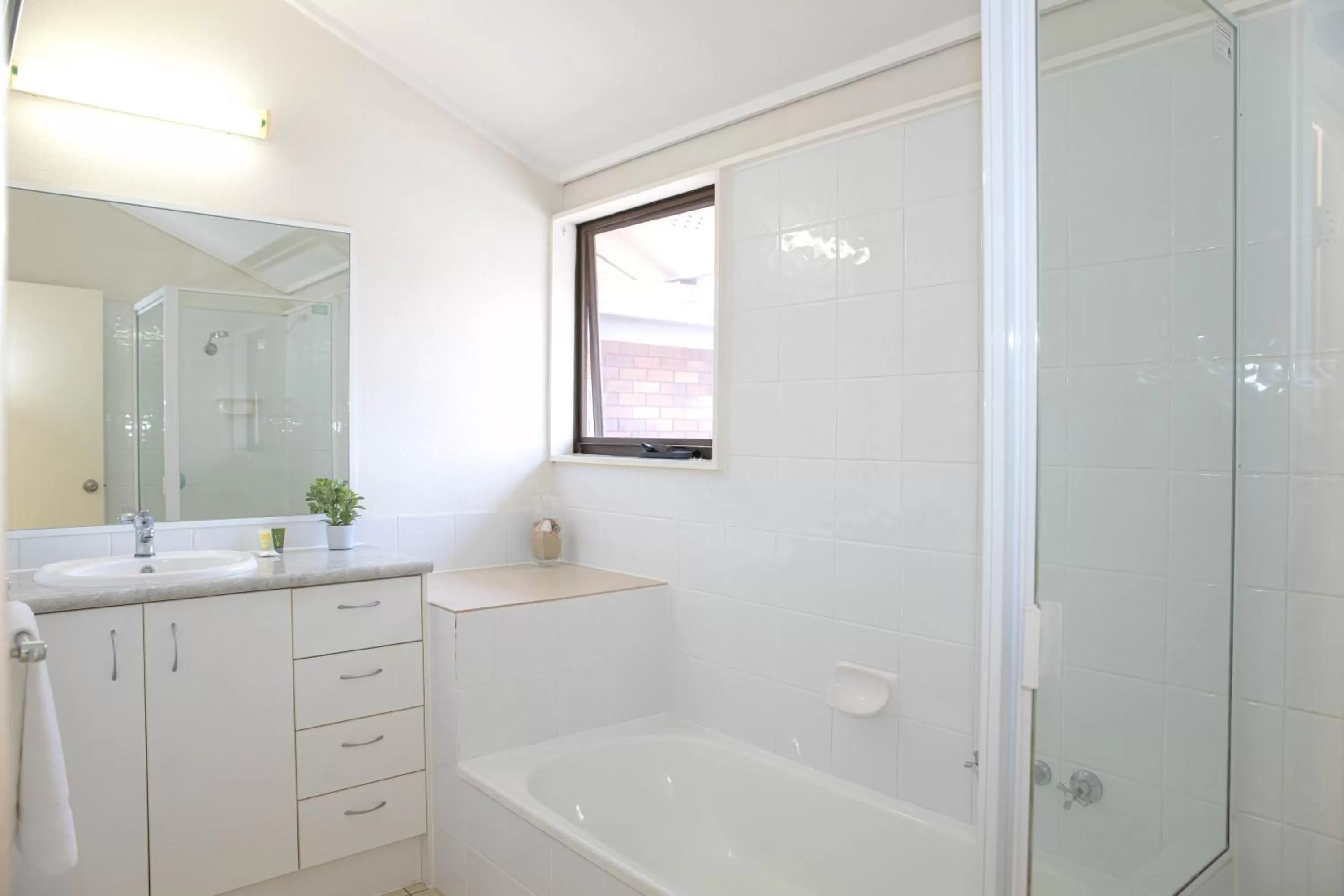 Bathroom in Glen Eden Beach Resort