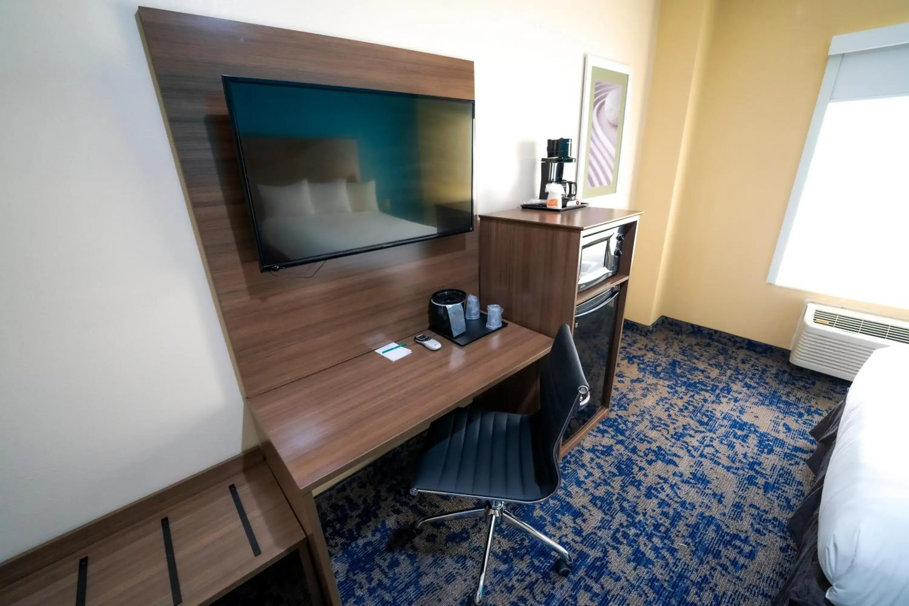 TV and multimedia, Bed in Quality Inn & Suites TV and multimedia, Bed in Quality Inn & Suites
