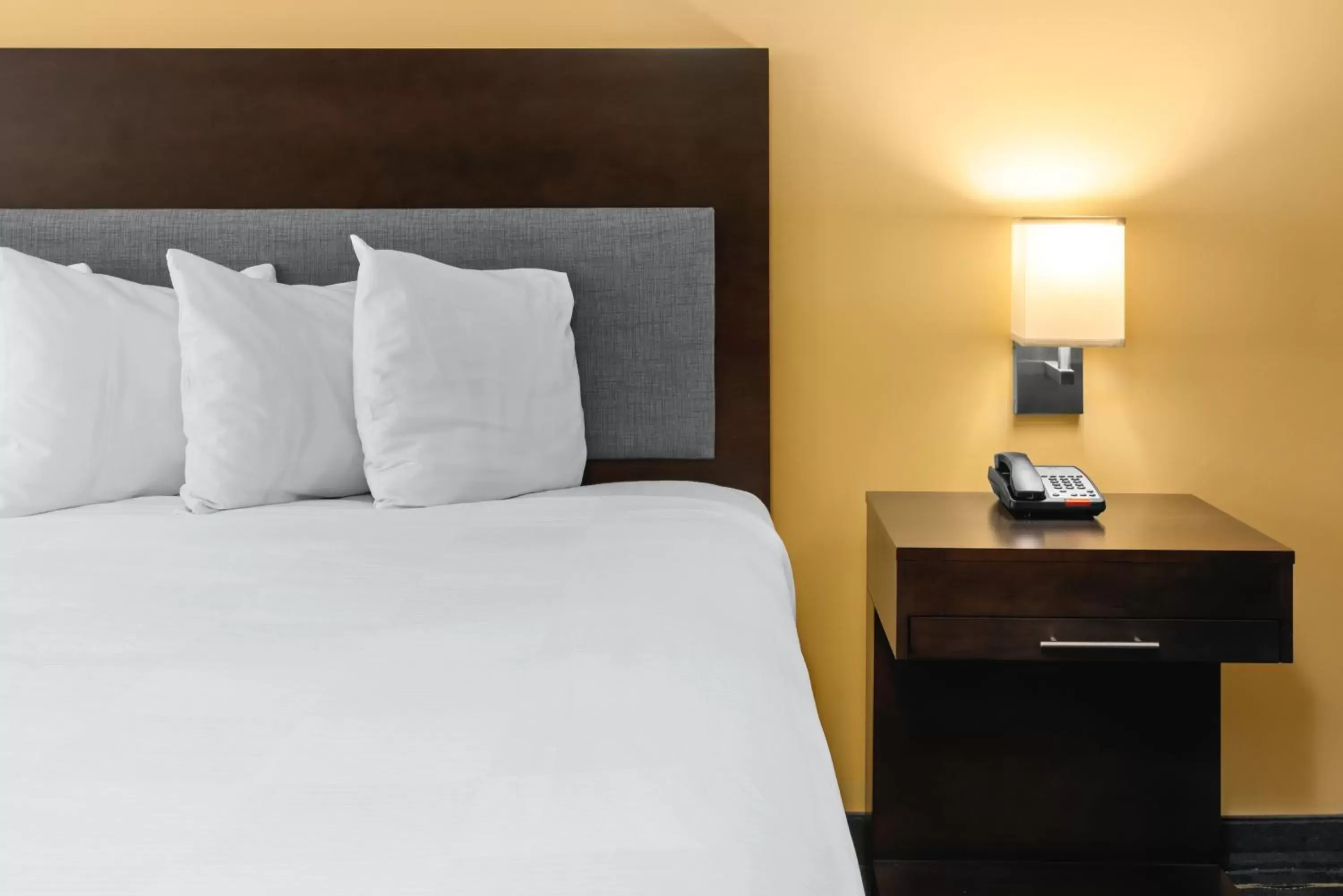 Bedroom, Bed in Hotel Aura SFO Airport