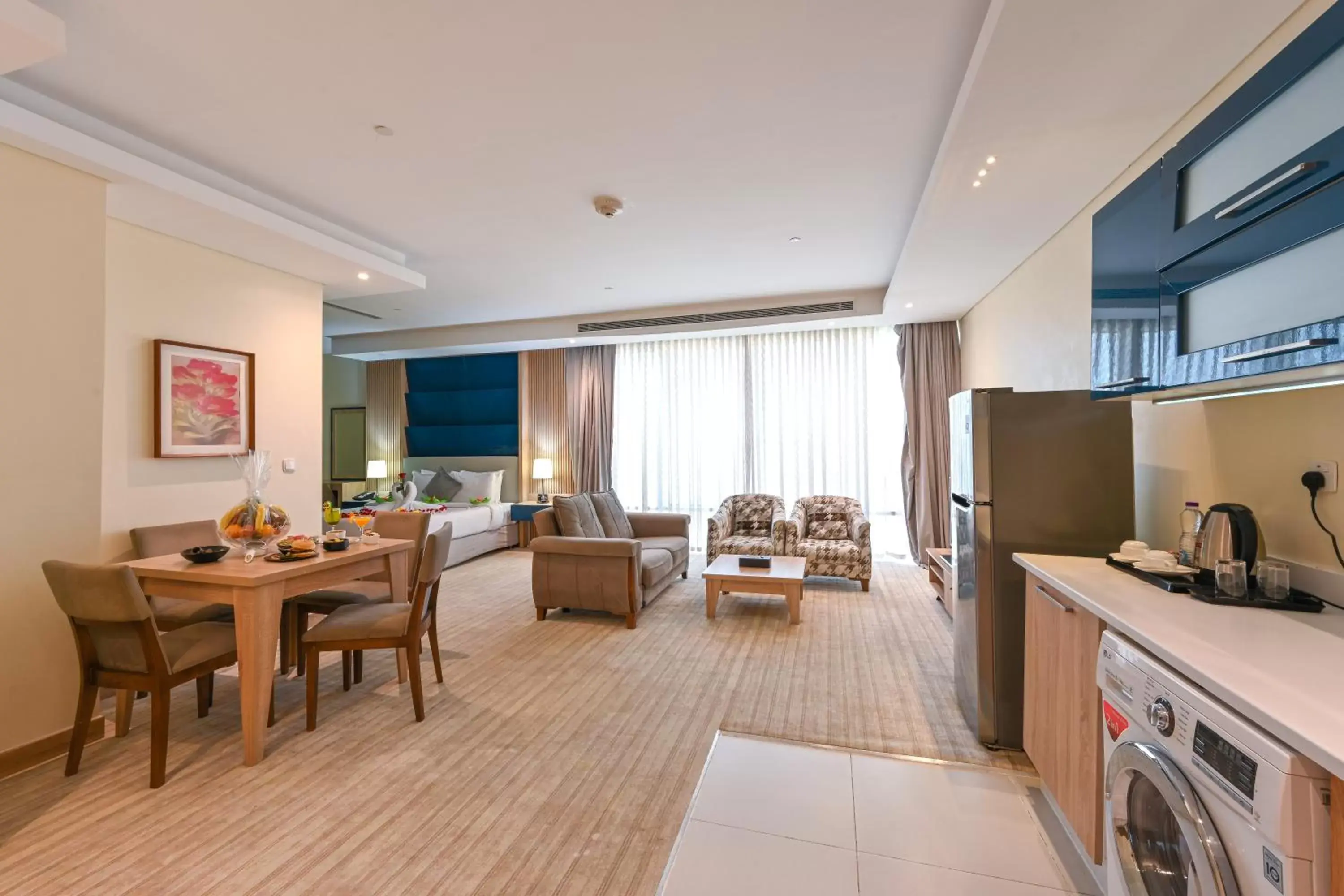 Communal lounge/ TV room, TV/Entertainment Center in Al Mansour Suites Hotel