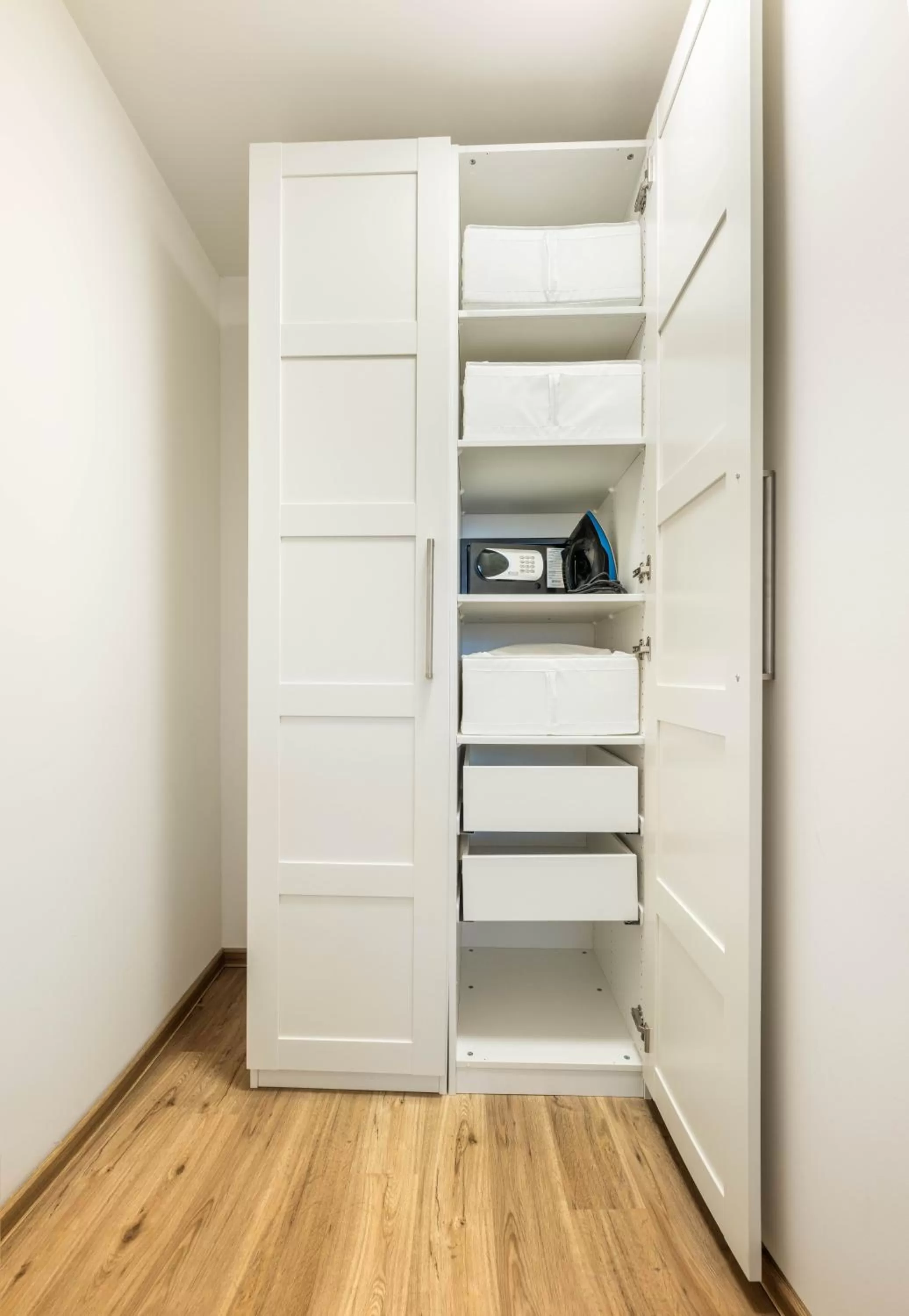 safe in Jimmy's Apartments Lory