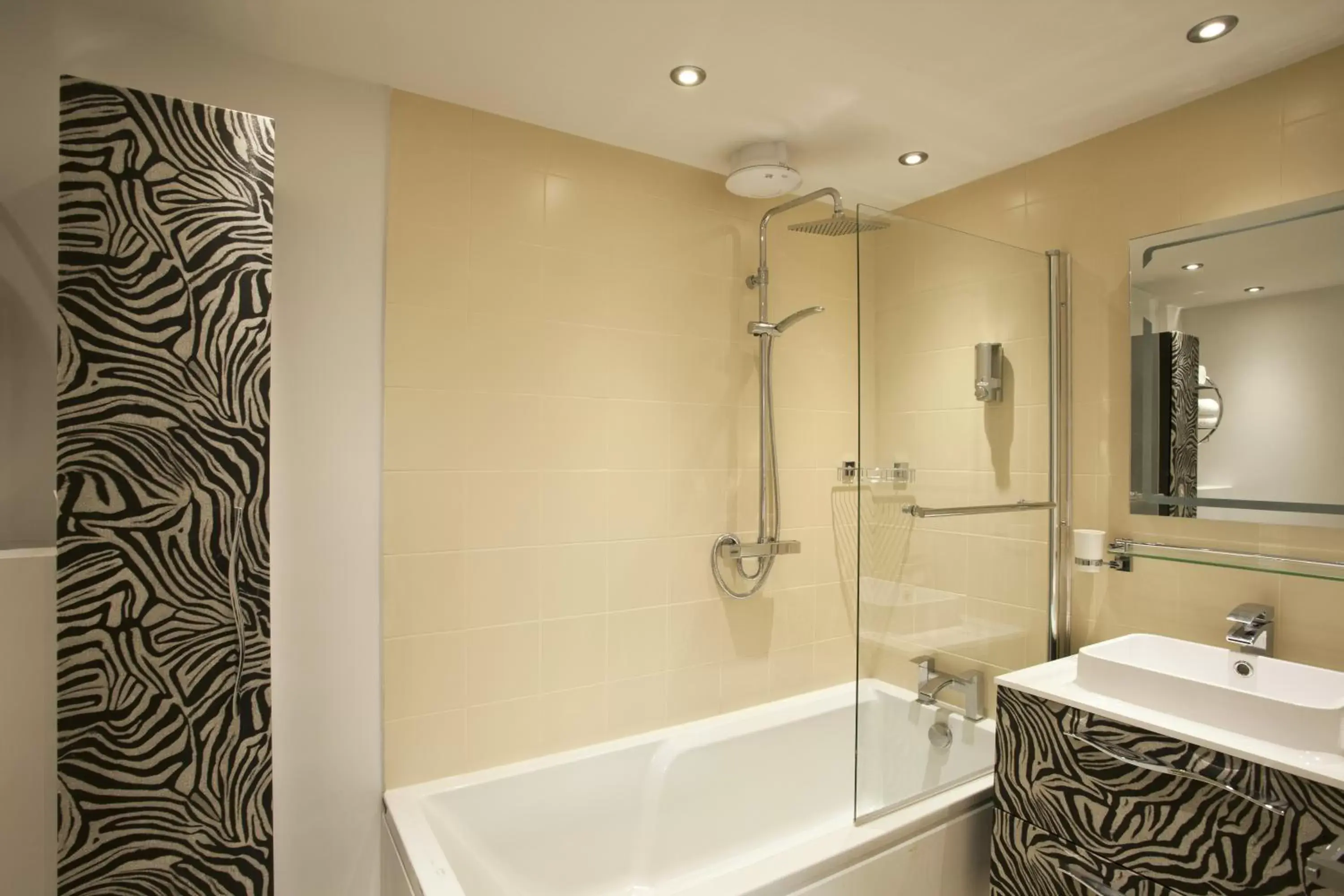 Bathroom in Burton Stone Inn - Free Parking on site