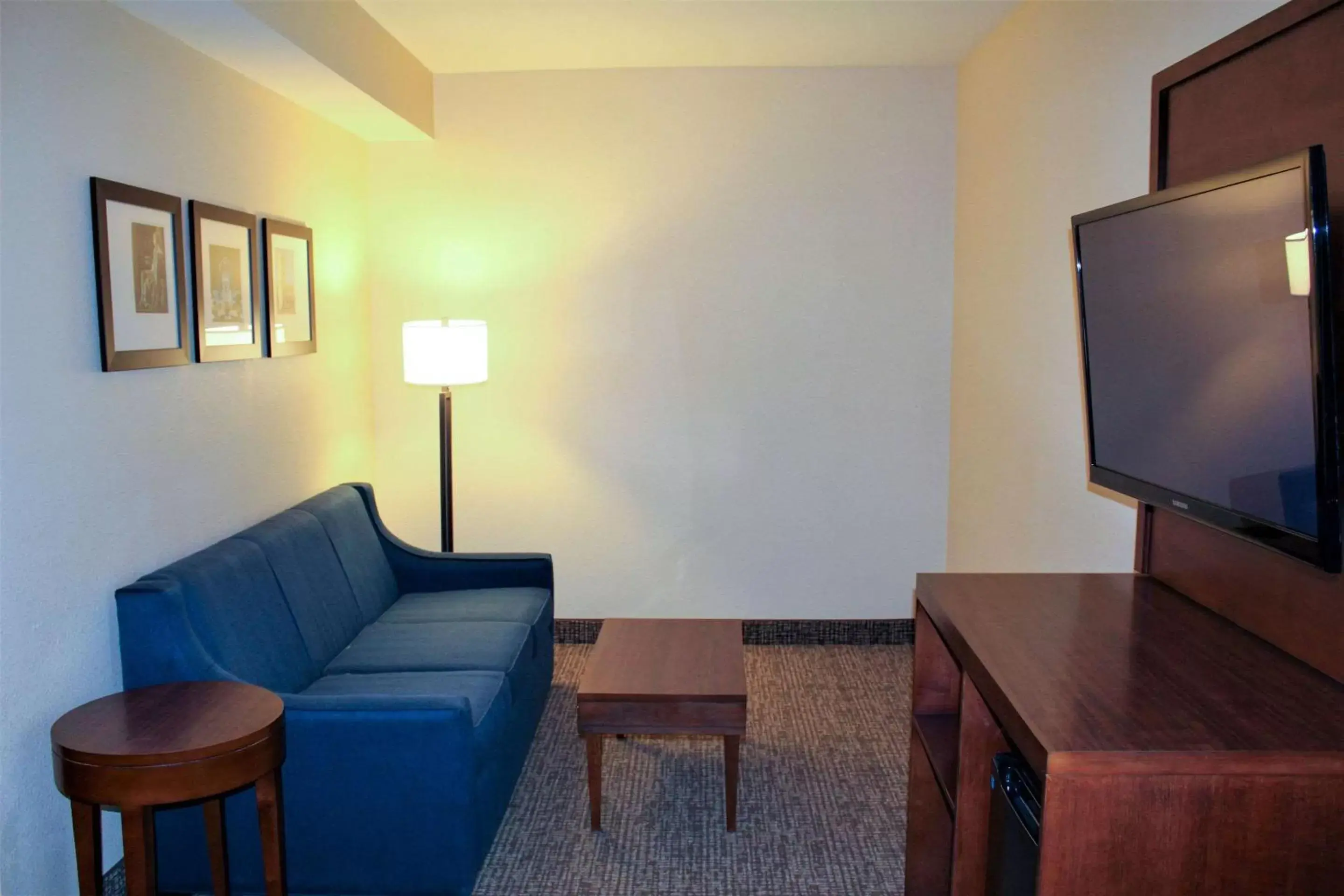 Photo of the whole room, Lounge/Bar in Comfort Inn & Suites - Chesterfield
