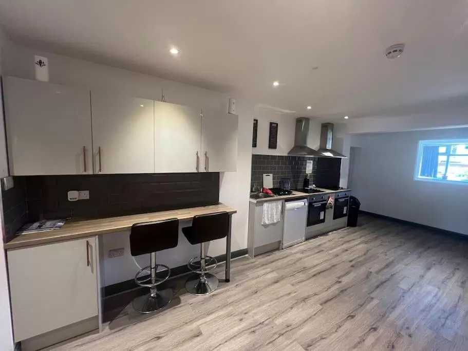 Kitchen or kitchenette in Newly refurbished studio, great location 8 studios