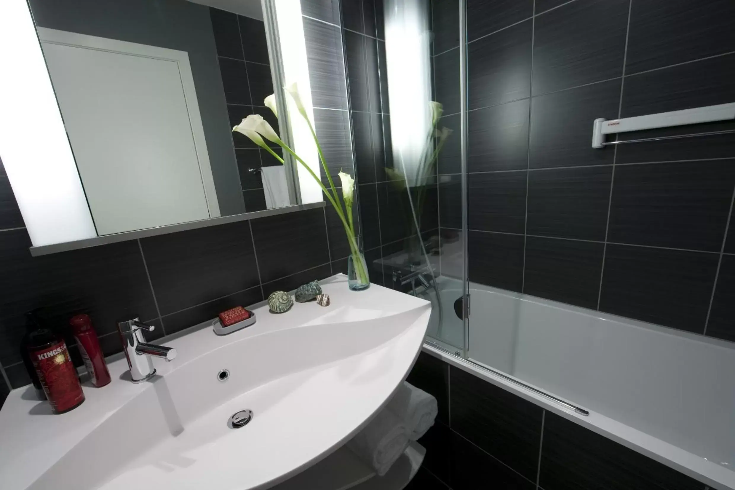 Shower, Bathroom in Aparthotel Adagio Vienna City