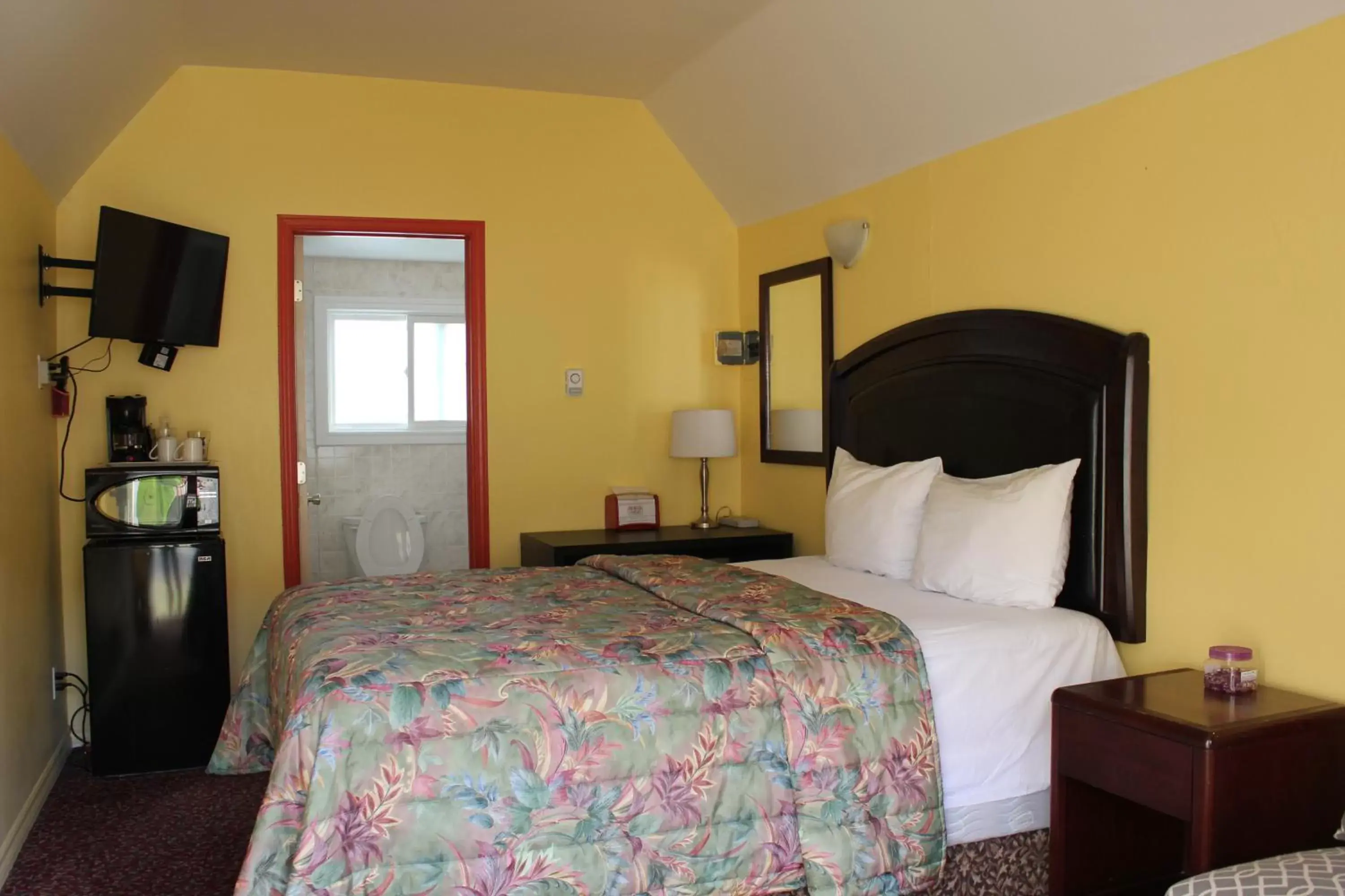 Exclusive Room with One Queen Bed - Non Smoking in Imperial Inn 1000 Islands Exclusive Room with One Queen Bed - Non Smoking in Imperial Inn 1000 Islands