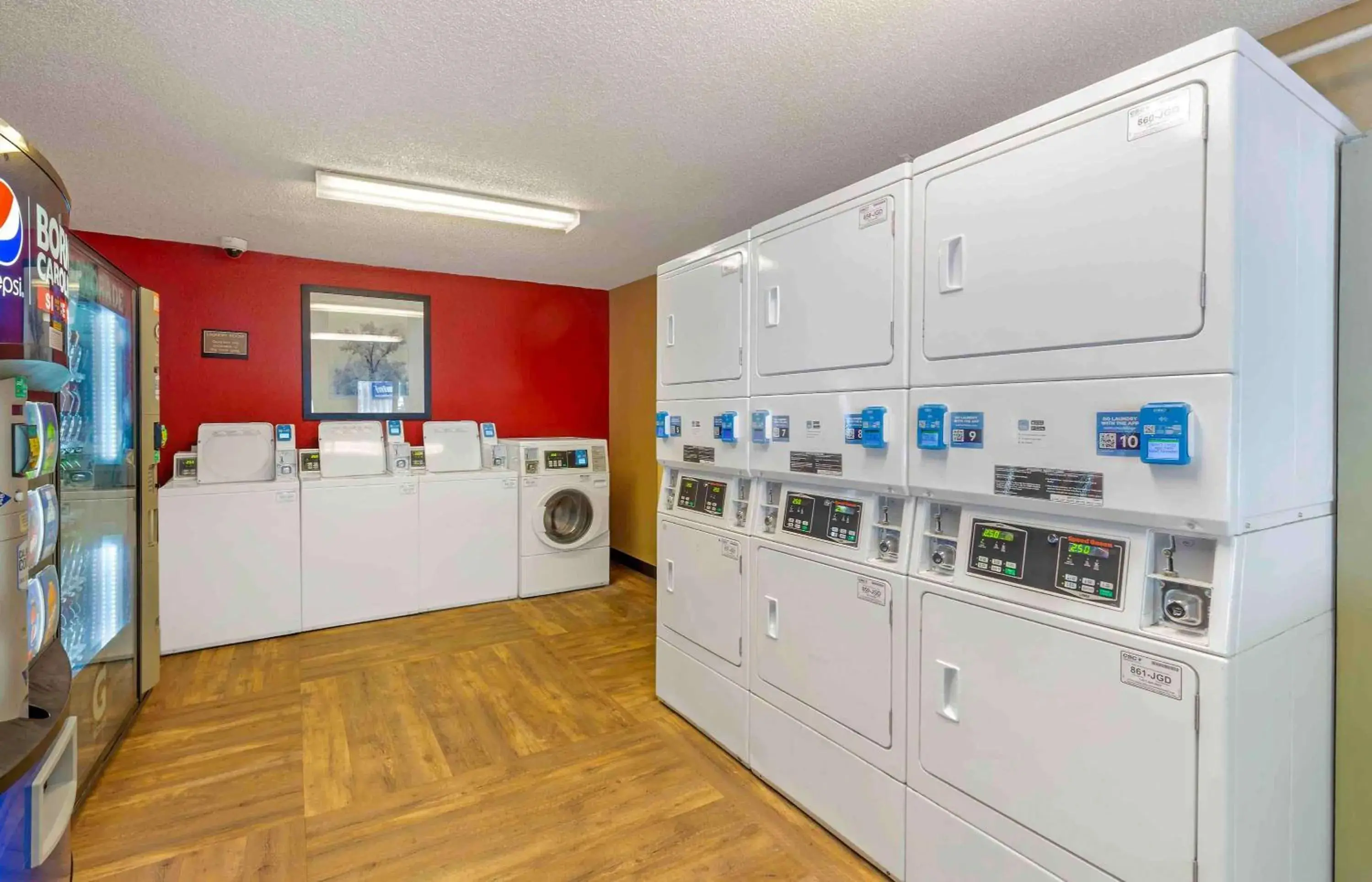 Property building in Extended Stay America Select Suites - Greensboro - Wendover Ave - Big Tree Way Property building in Extended Stay America Select Suites - Greensboro - Wendover Ave - Big Tree Way