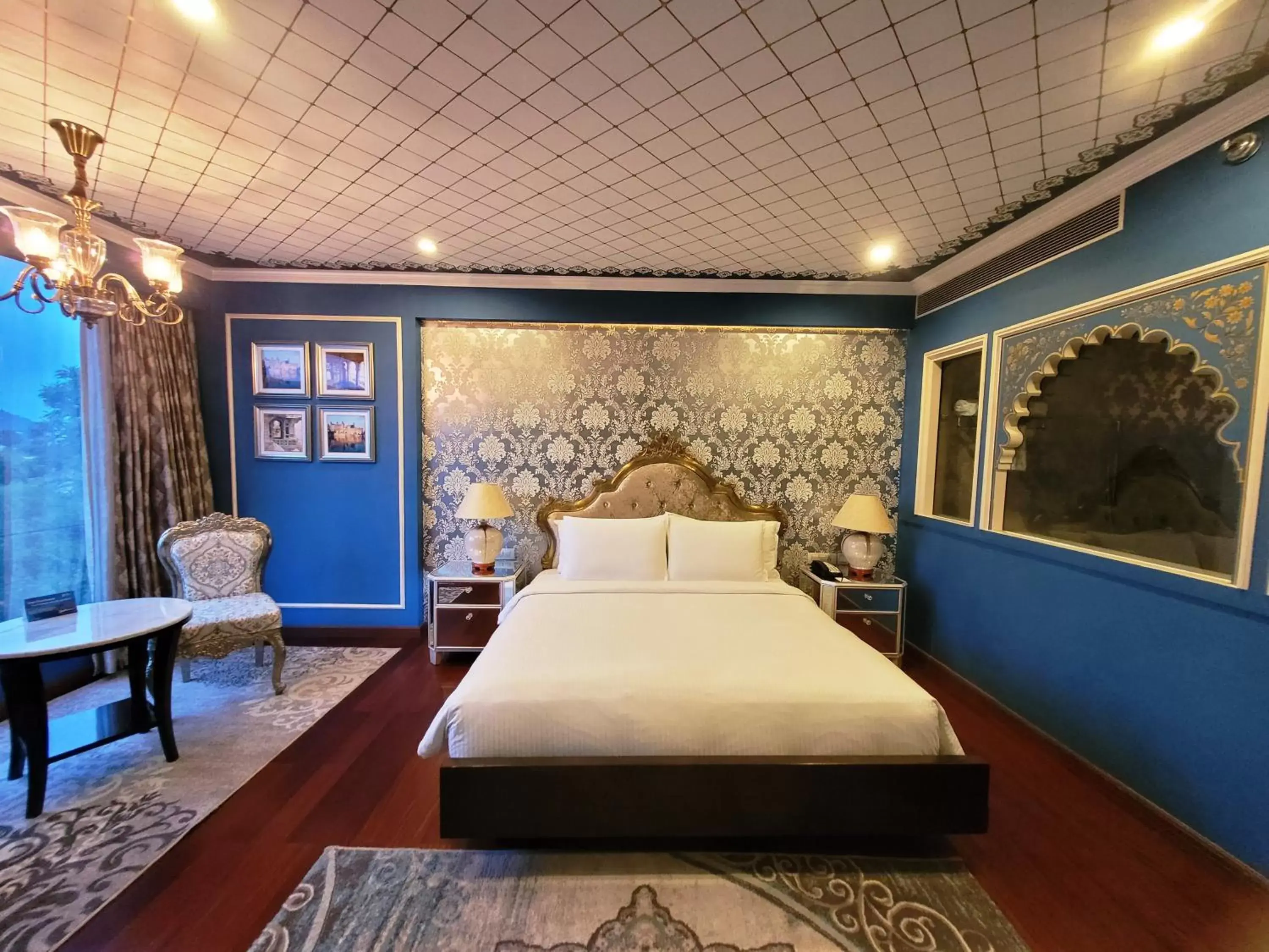 Bed in Radisson Blu Udaipur Palace Resort & Spa