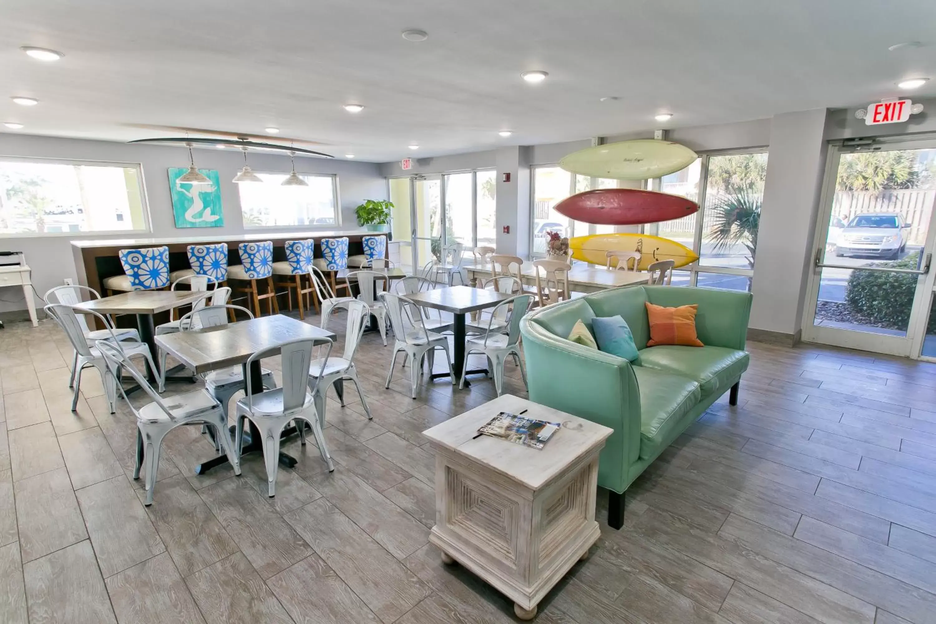 Communal lounge/ TV room in Surf & Sand Hotel
