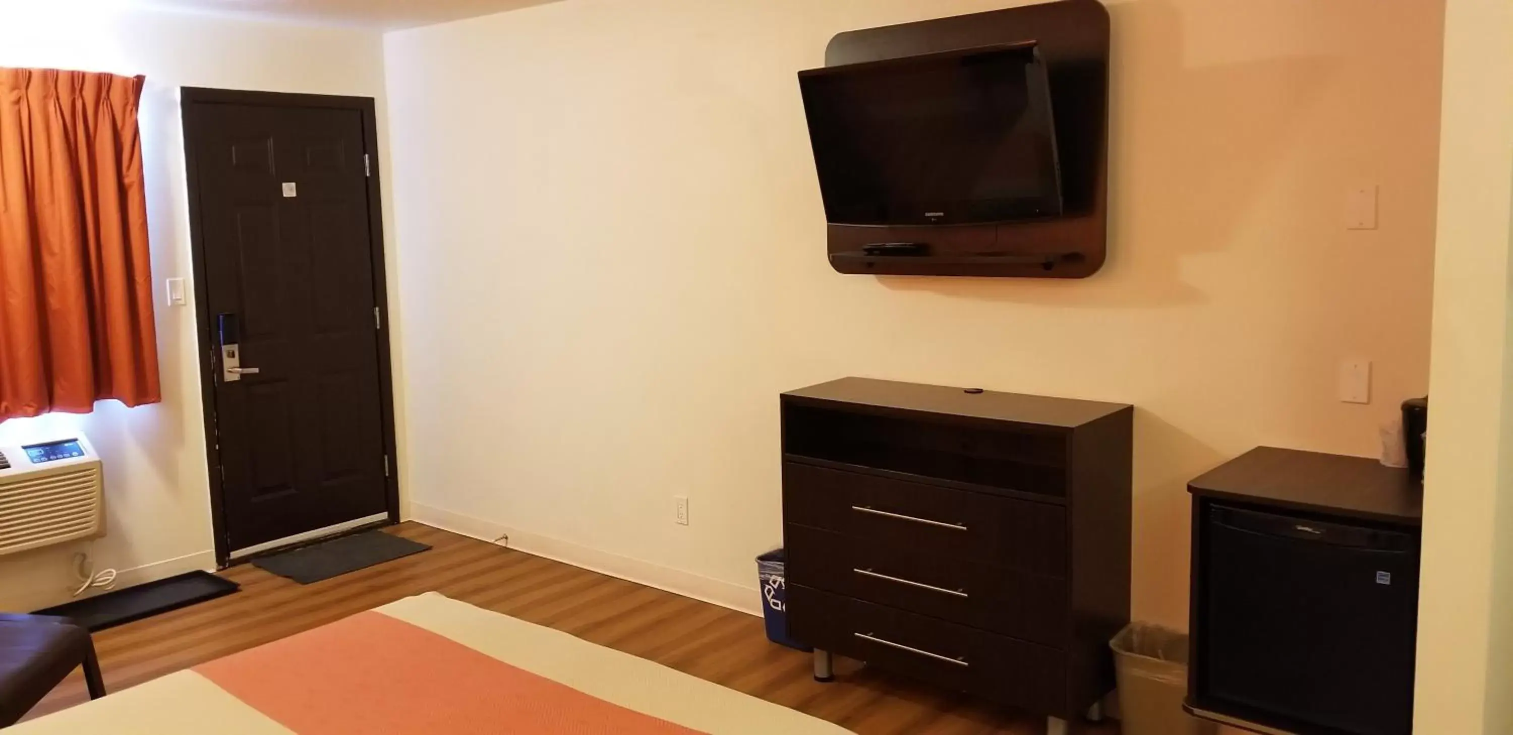 TV and multimedia, TV/Entertainment Center in Motel 6-Innisfail, AB