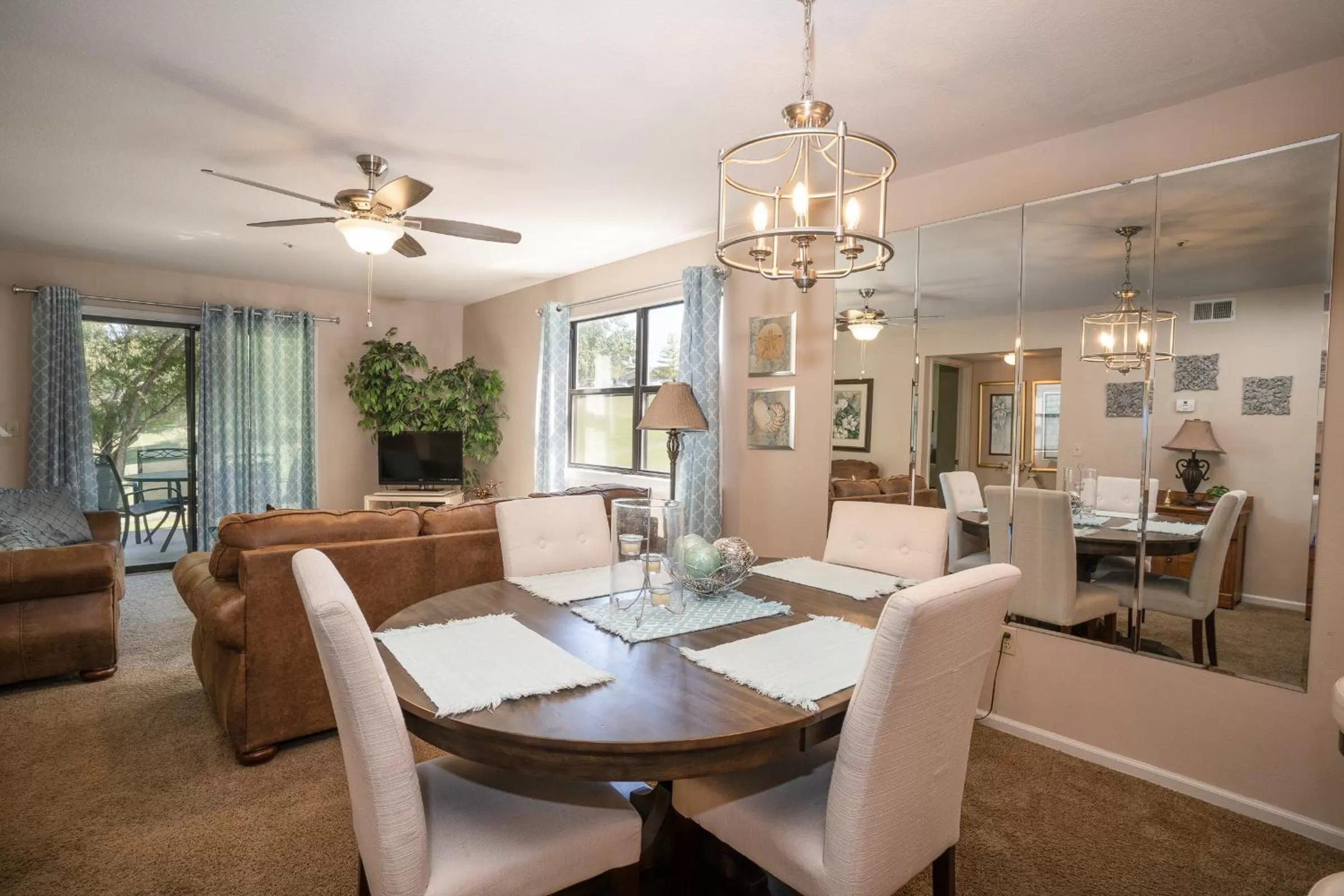 Dining area in Pointe Royale Golf Resort