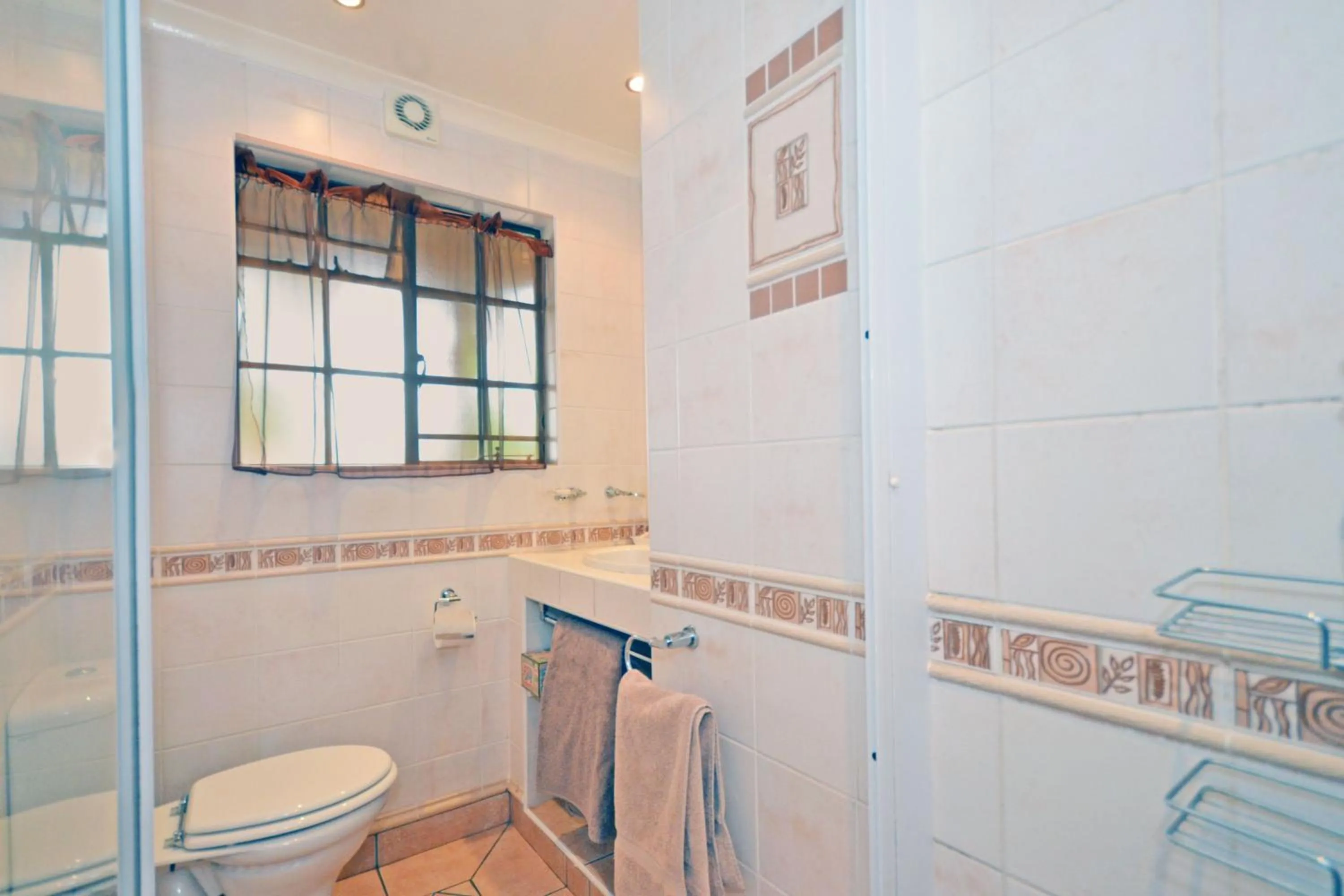 Shower in Cherry Tree Cottage B&B Linden