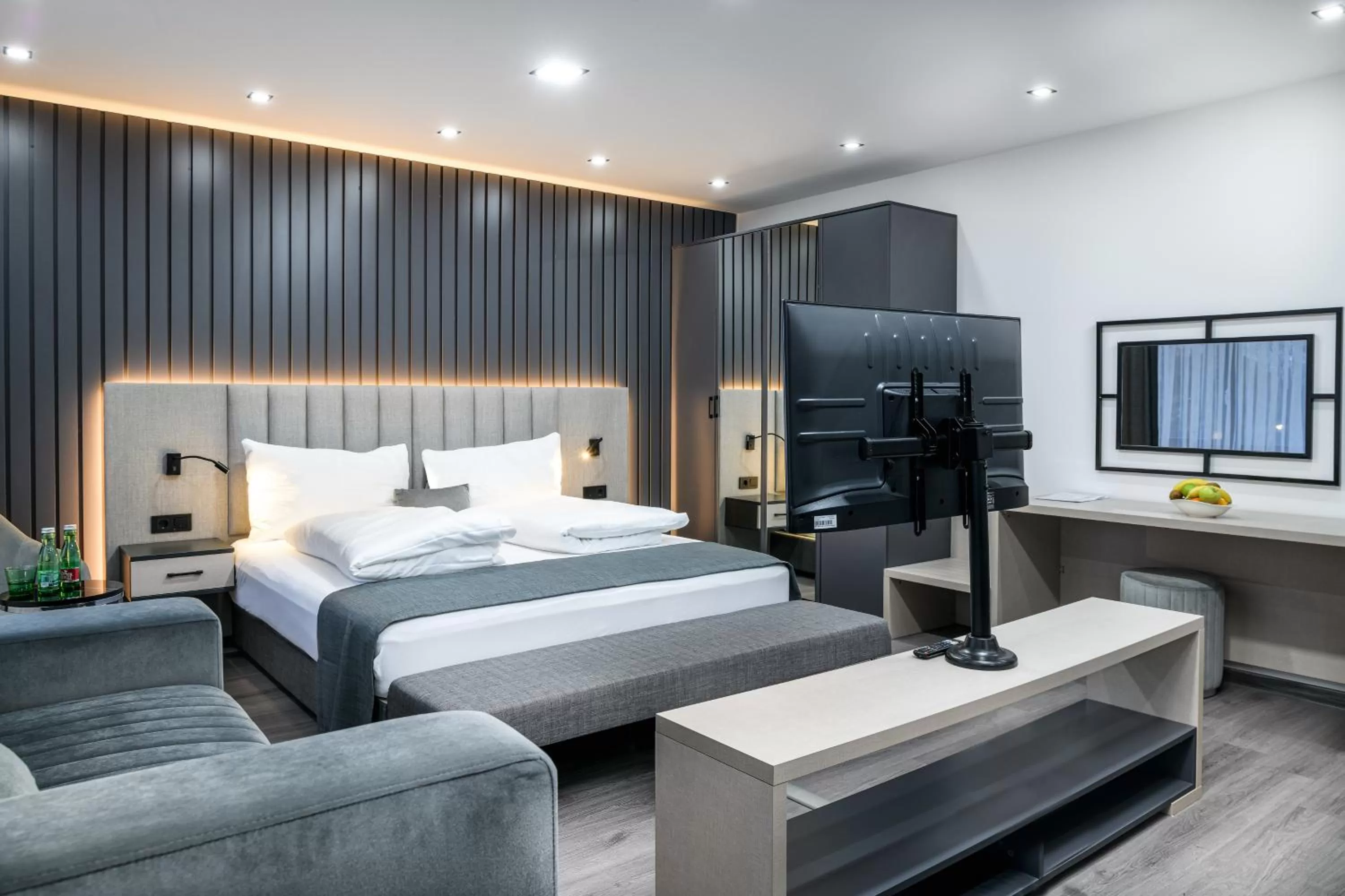 Communal lounge/ TV room, Bed in PARKHOTEL BRAUNAU - 24 Stunden Self Check-IN