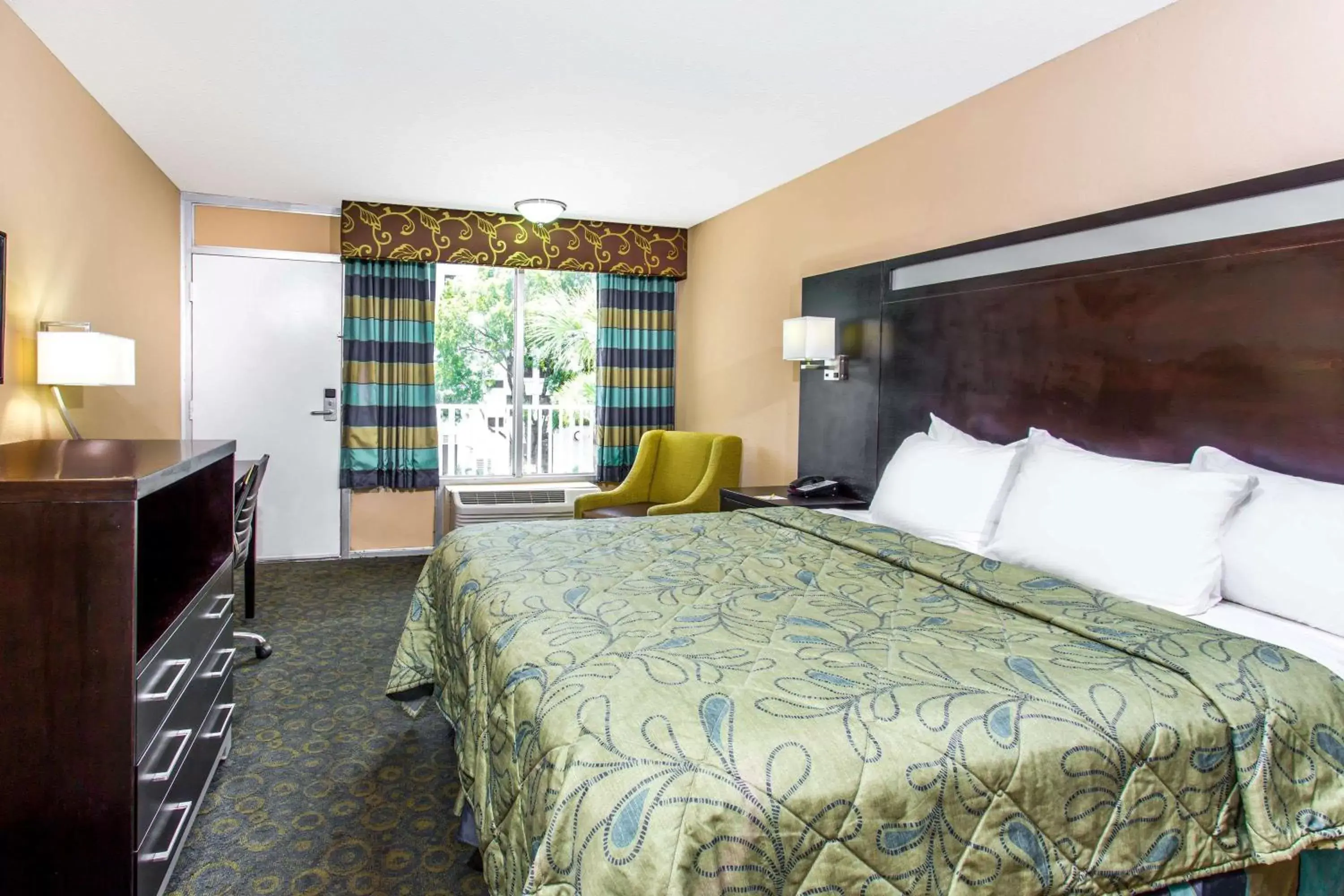 Photo of the whole room, Bed in Days Inn by Wyndham Fort Lauderdale Airport Cruise Port
