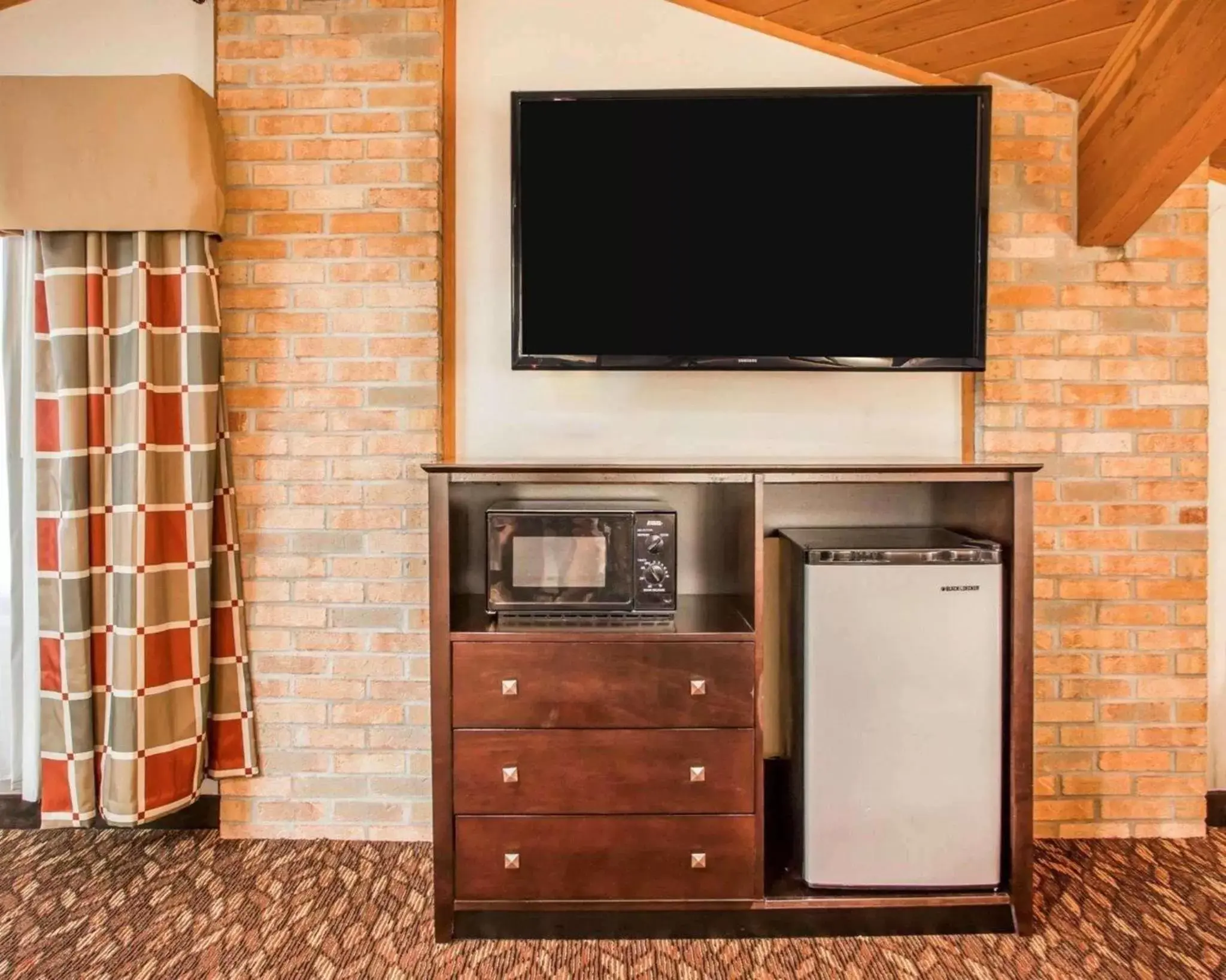 Photo of the whole room, TV/Entertainment Center in Quality Inn St. Mary's