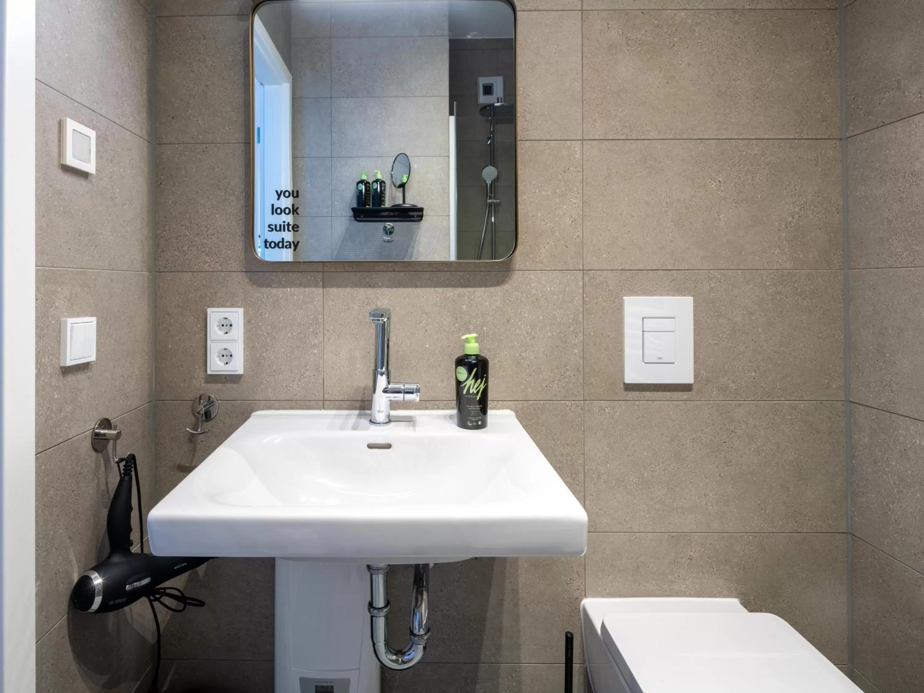 Bathroom in Limehome Frankfurt Gutleutstraße - Digital Access