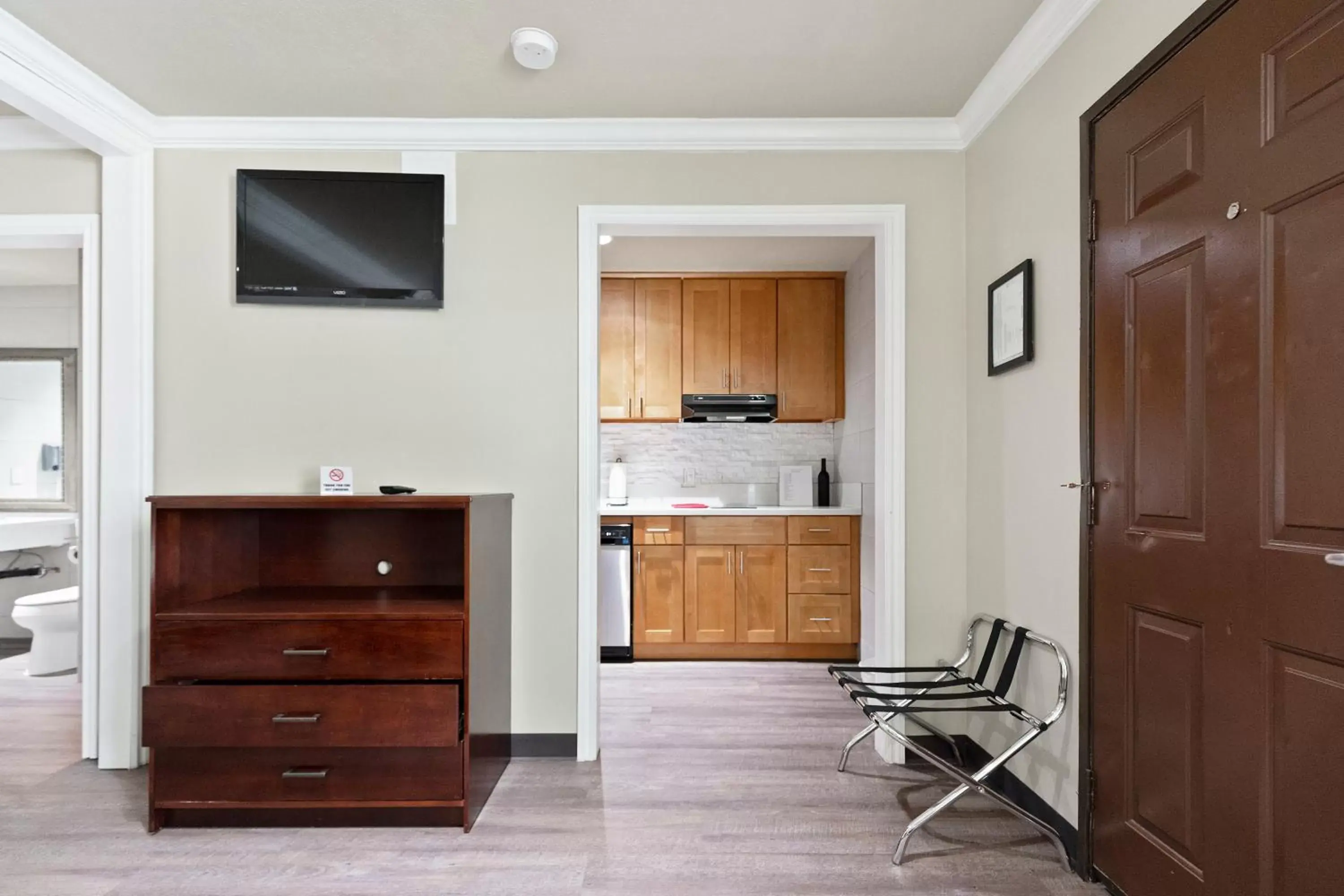 Kitchen/Kitchenette in Le Blanc Inn & Suites