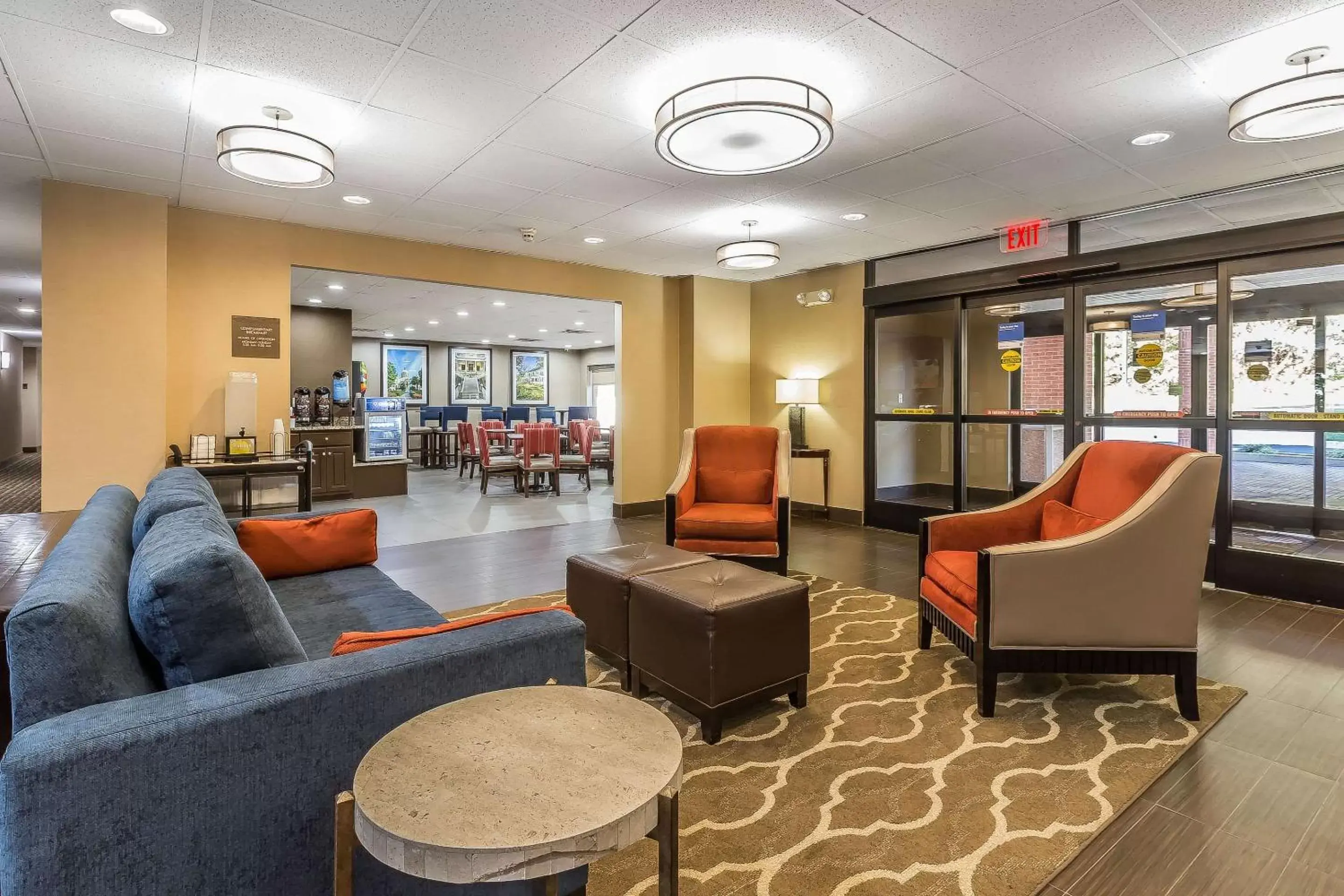 Lobby or reception, Lounge/Bar in Comfort Inn & Suites Dalton